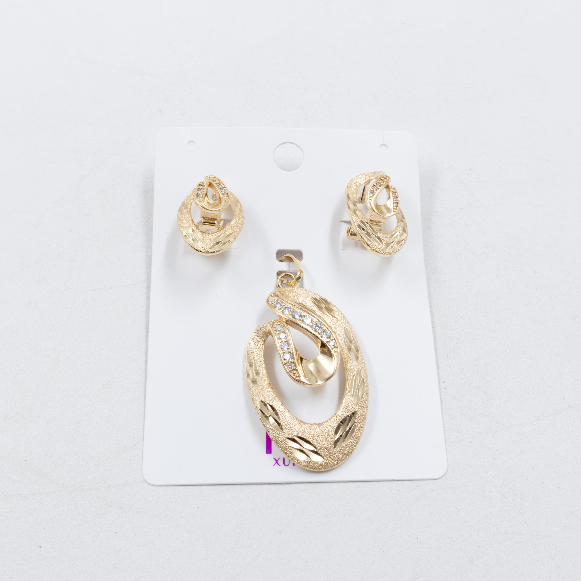 Conjunto de de Aretes y Dije M11 Oro Laminado