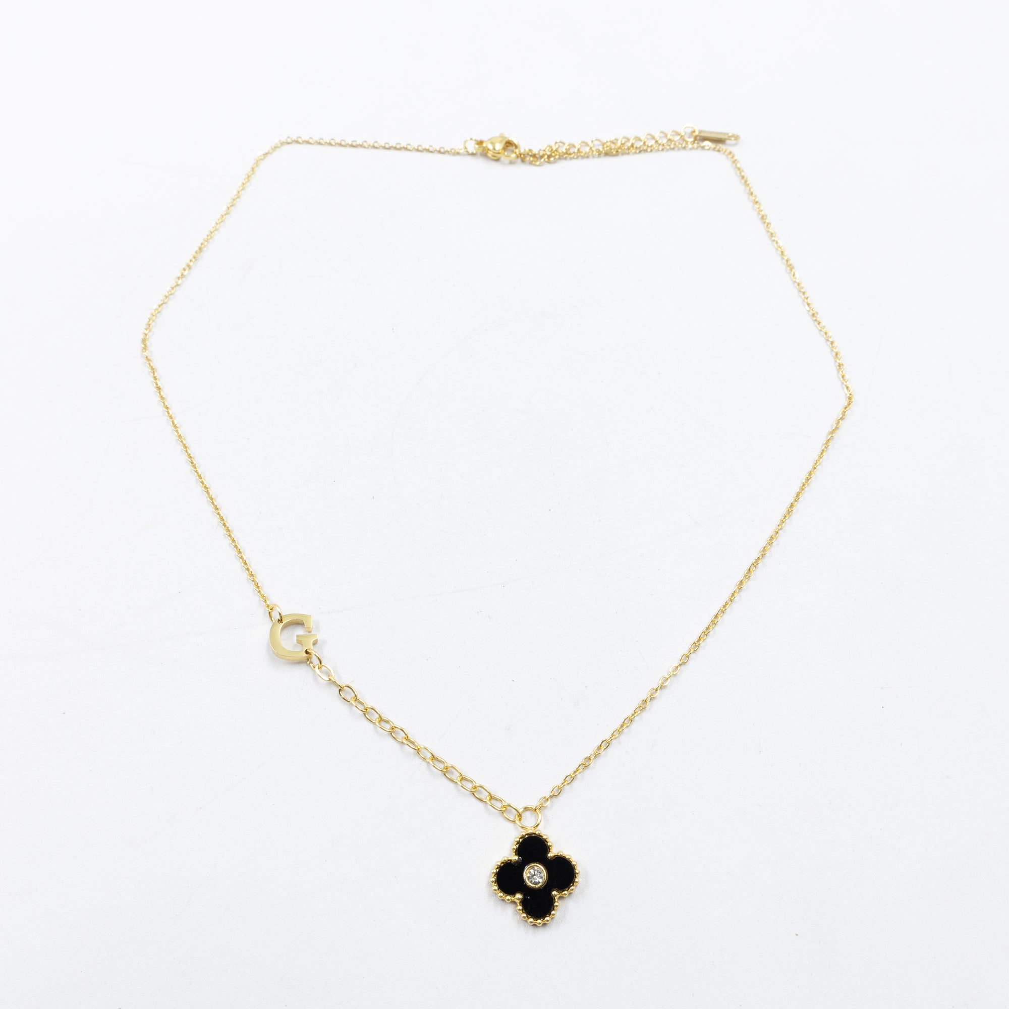 Collar de Dije de Trebol y letras M8 Oro Laminado
