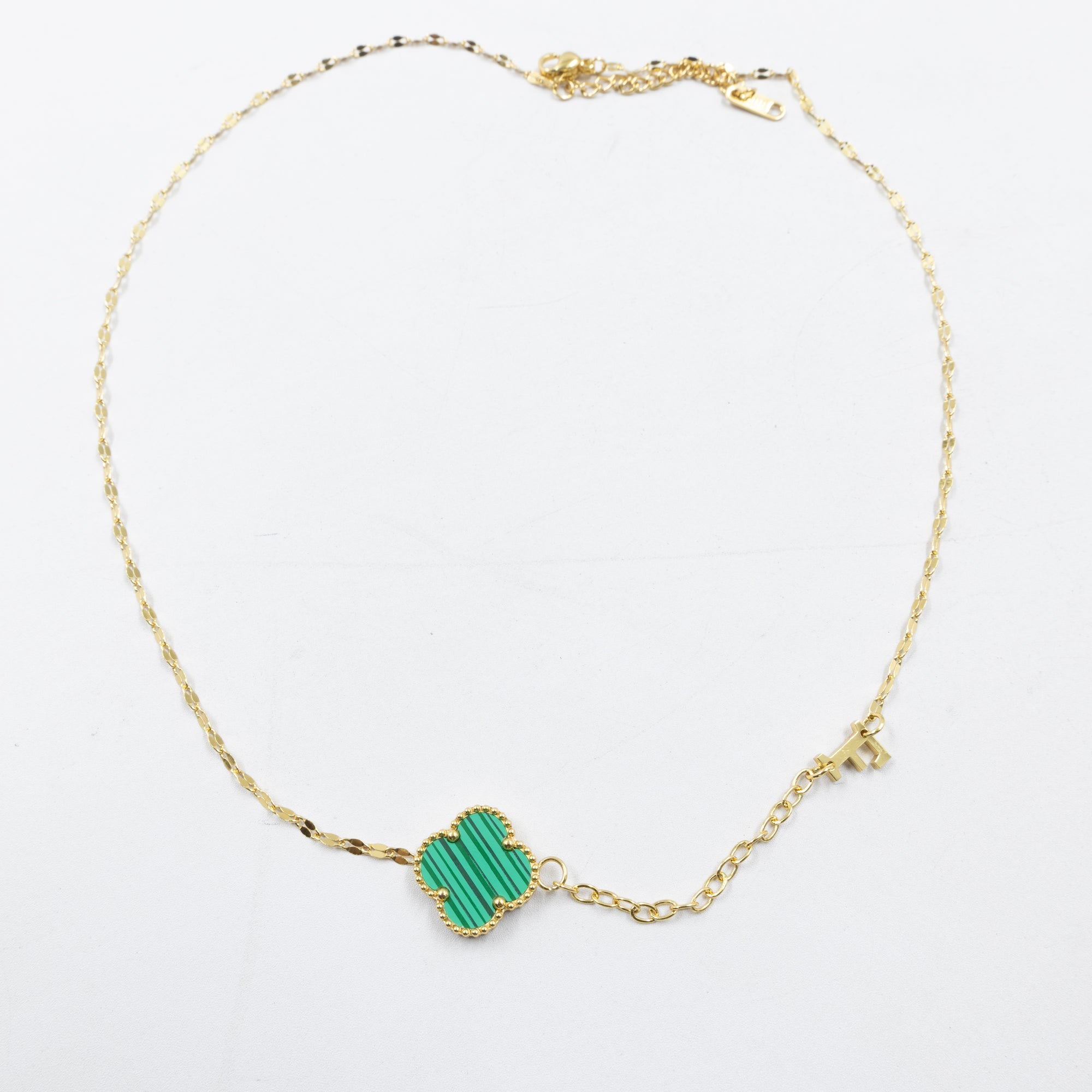 Collares Dorados con dijes de letra D, E ,F y dije de trebol M2 Oro Laminado