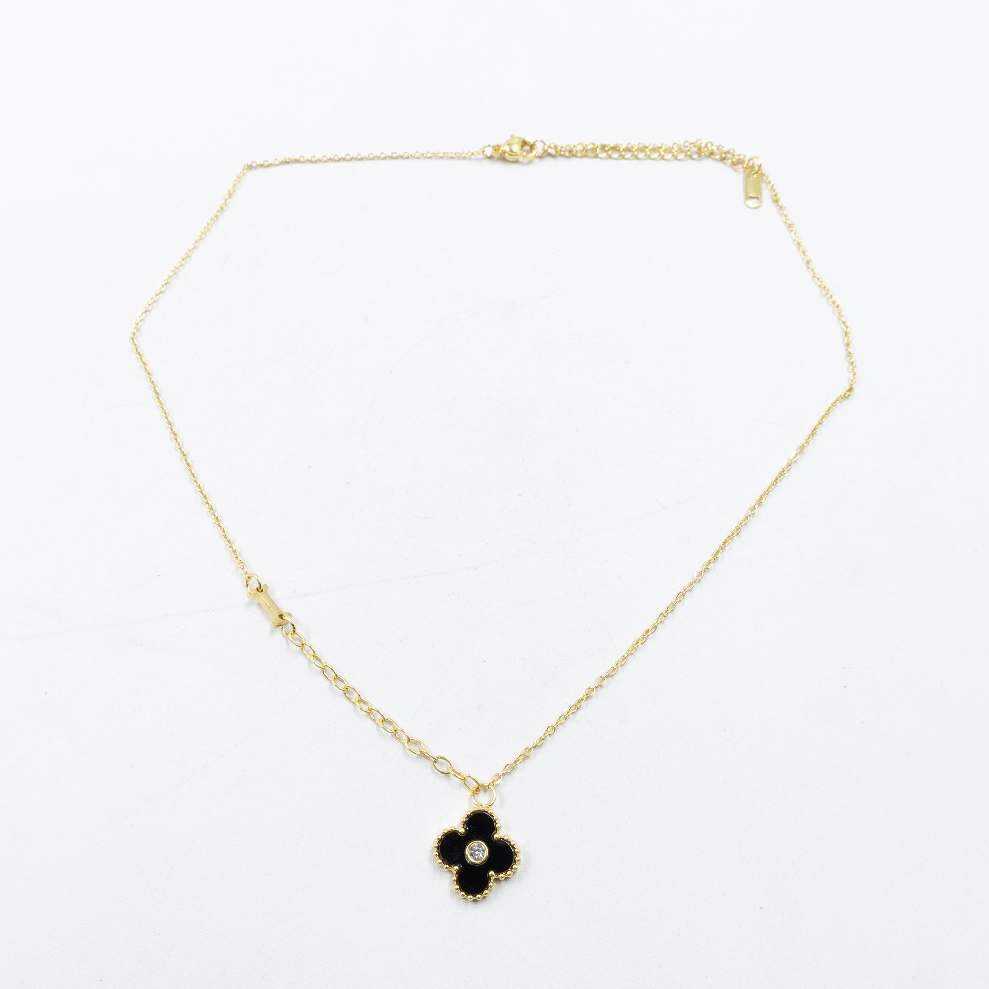 Collar de Dije de Trebol y letras M8 Oro Laminado