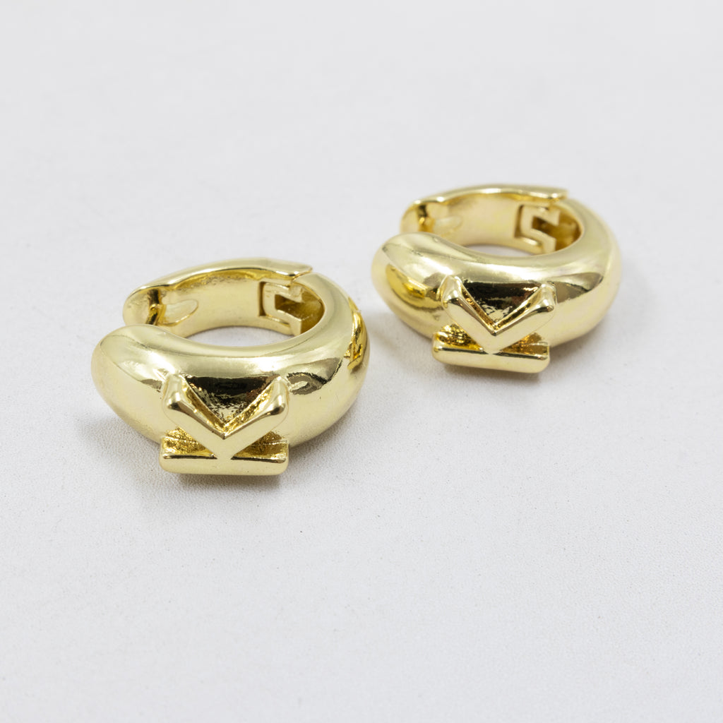 Aretes Dorados con Letra M1 Oro Laminado