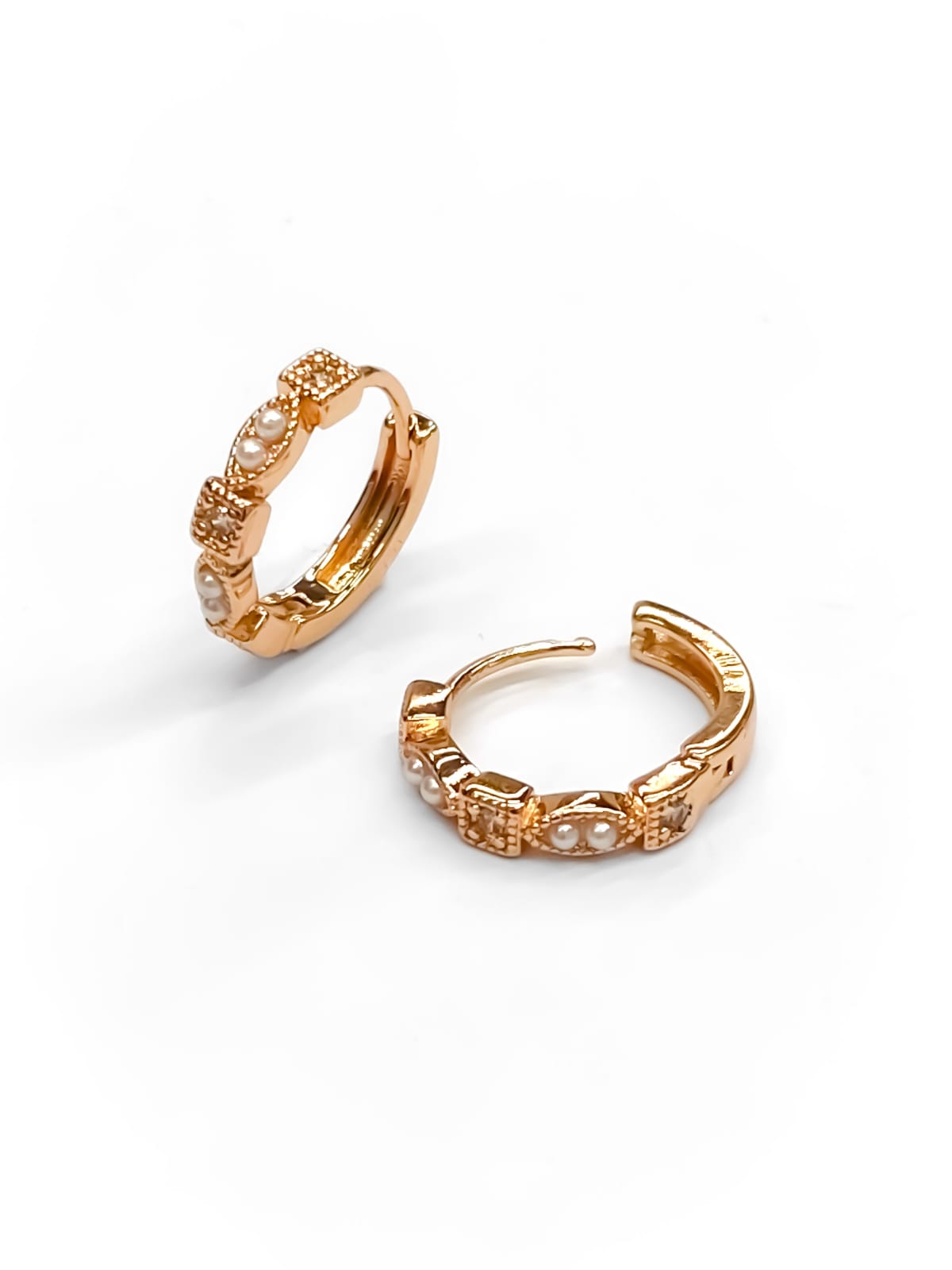 ARETES HUGGIES M6- ORO LAMINADO