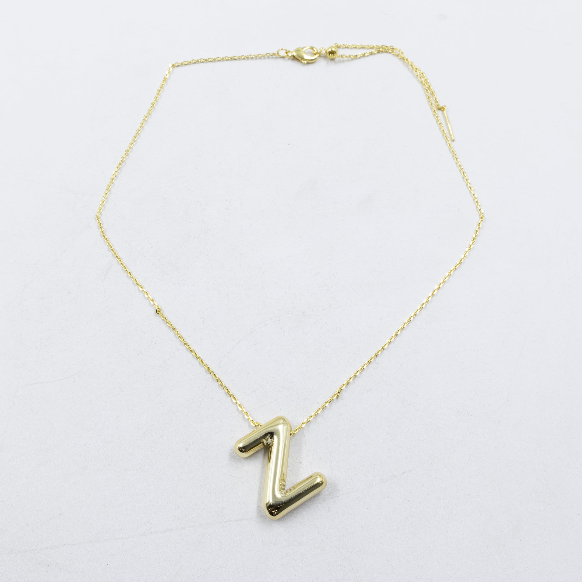 Collar Dorado con Dije de letras Grandes M2 Oro Laminado