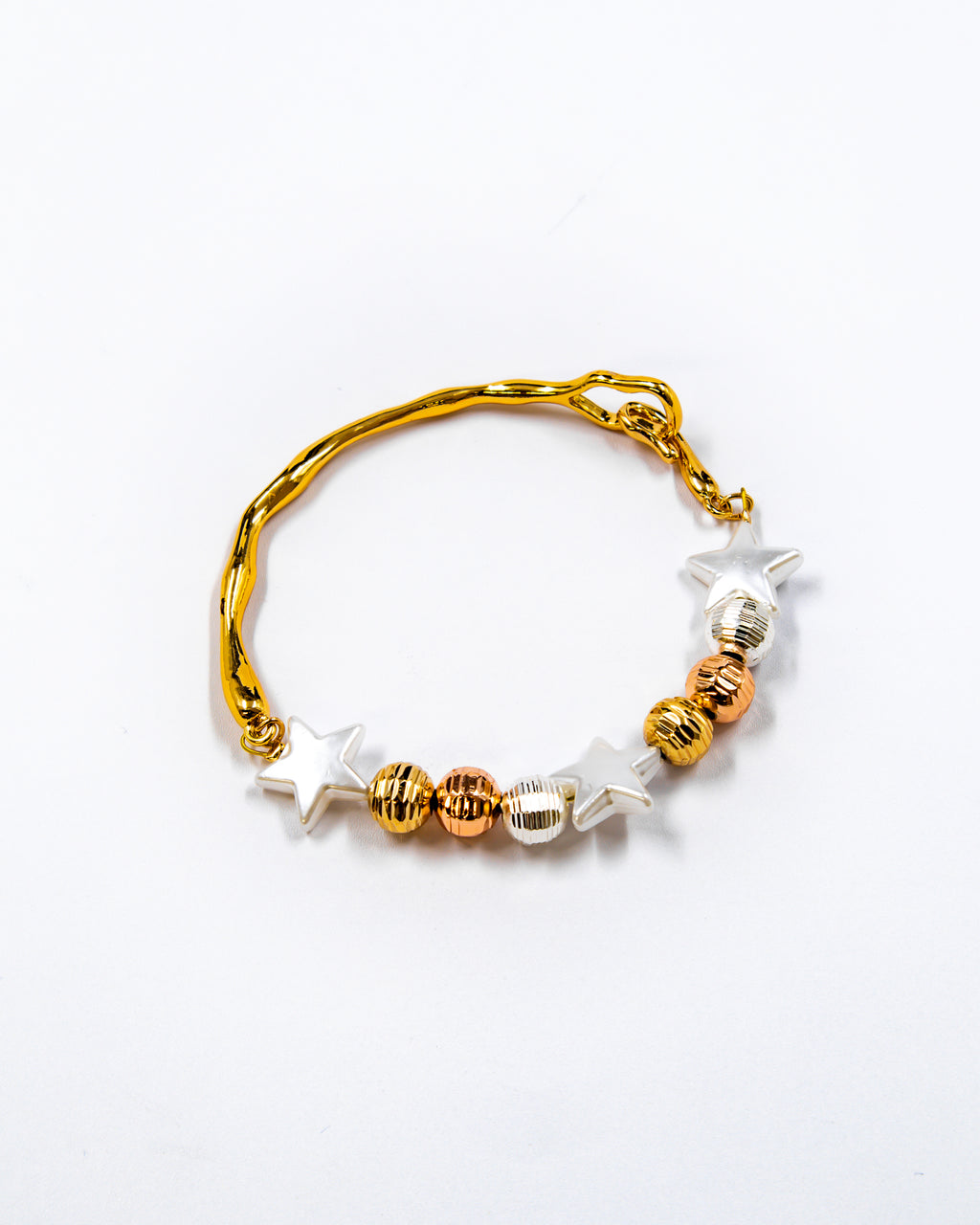 Pulsera rigida con cuentas y dije - M1 Oro Laminado