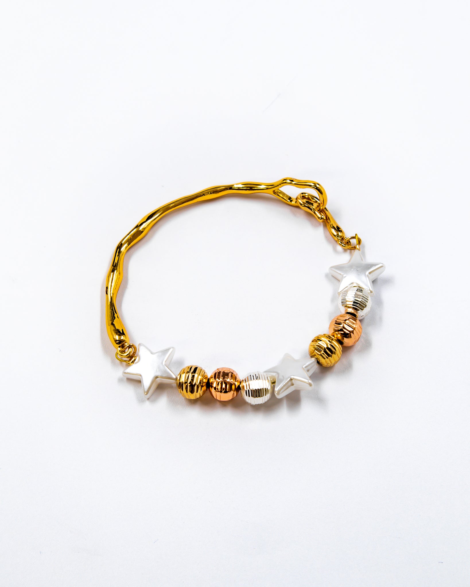 Pulsera rigida con cuentas y dije - M1 Oro Laminado