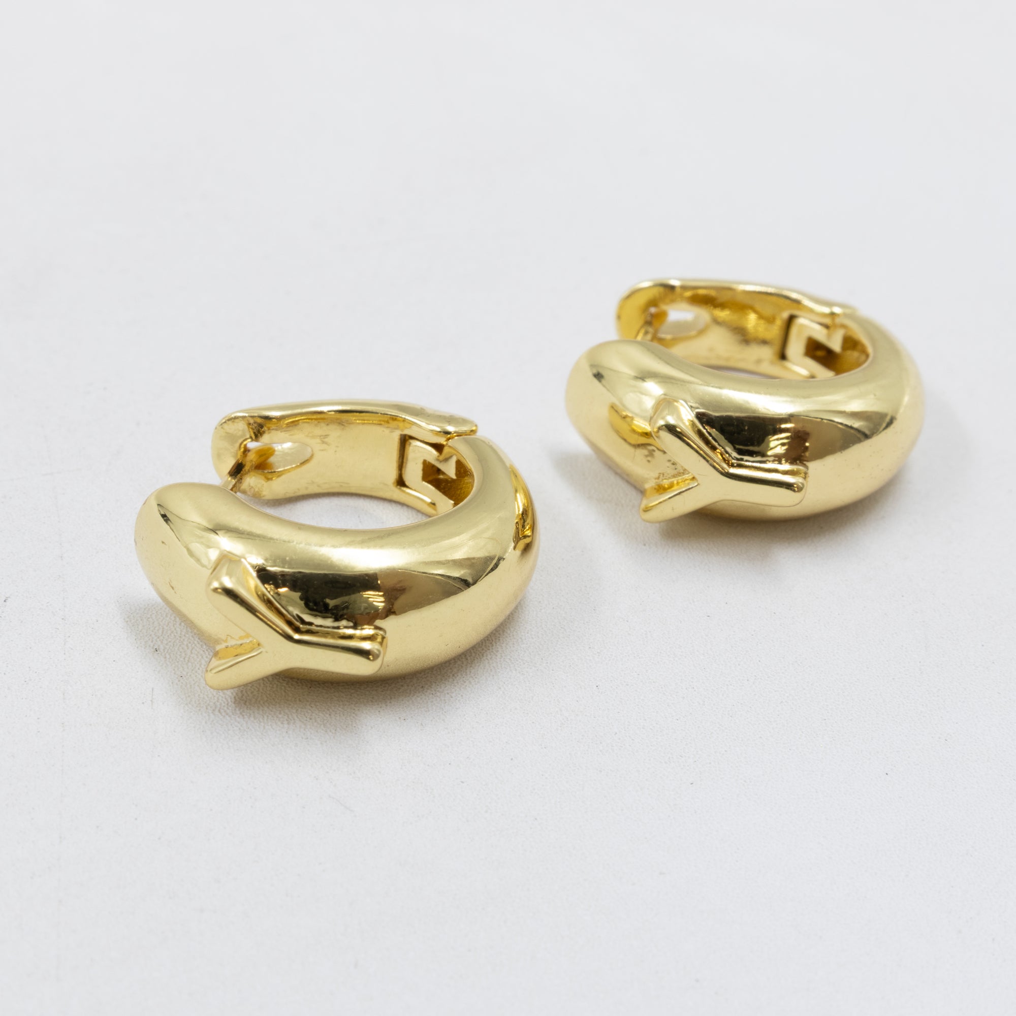 Aretes Dorados con Letra M2 Oro Laminado