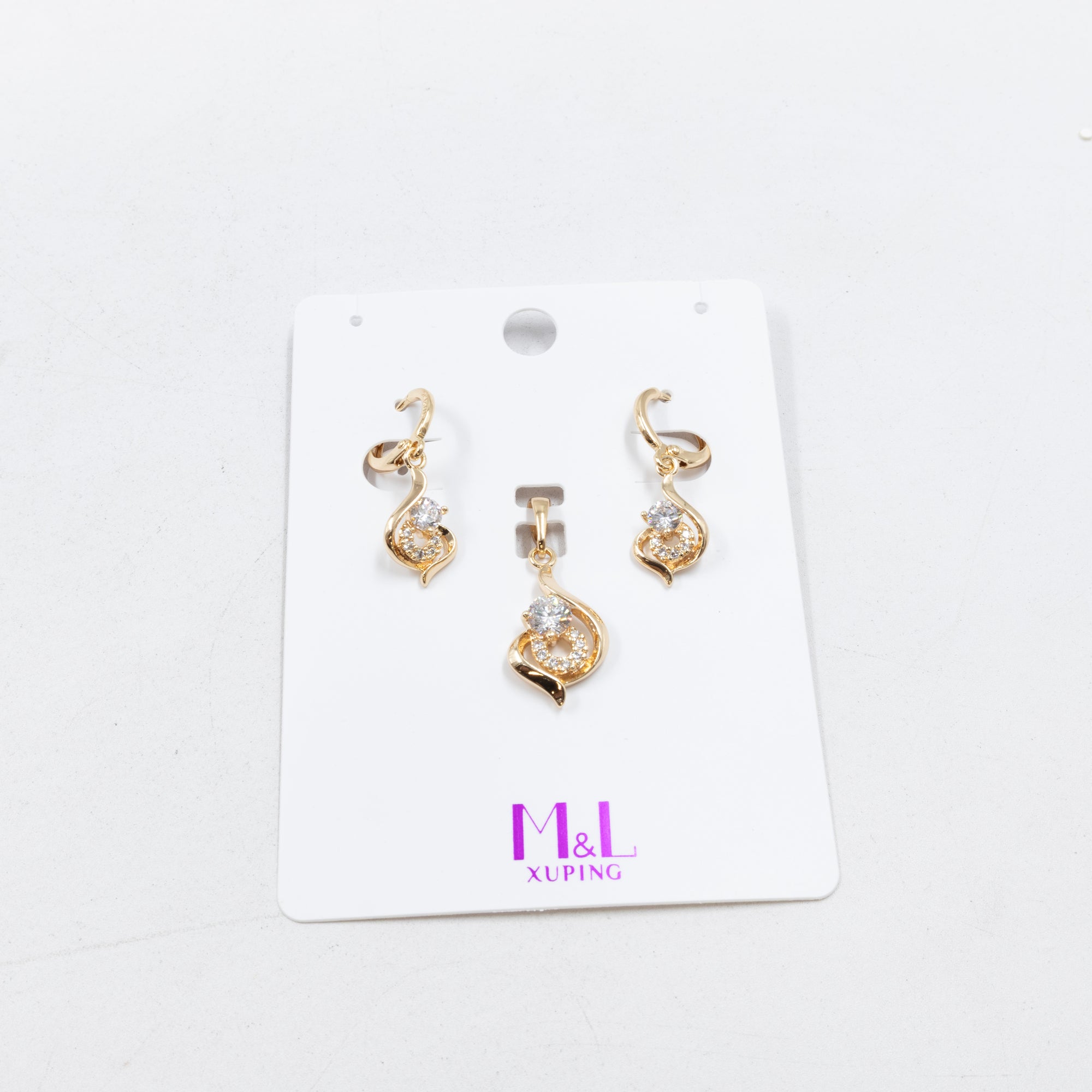 Conjunto de de Aretes y Dije M6 Oro Laminado