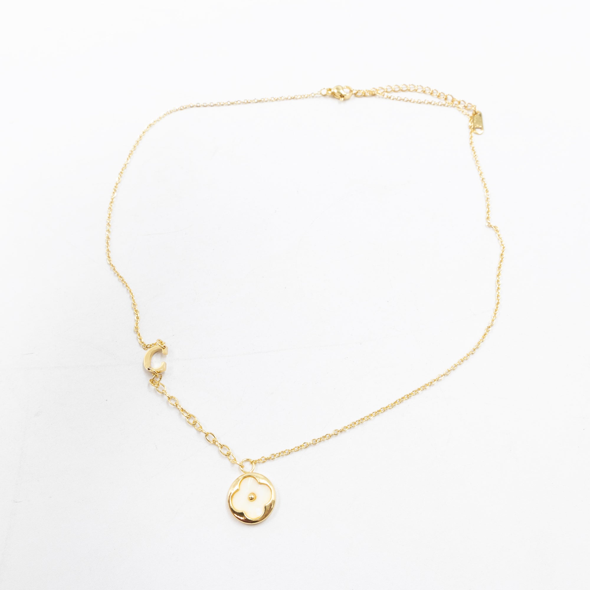 Collares Dorados con dijes de letra A,B,C y dije de Trebol M1 Oro Laminado