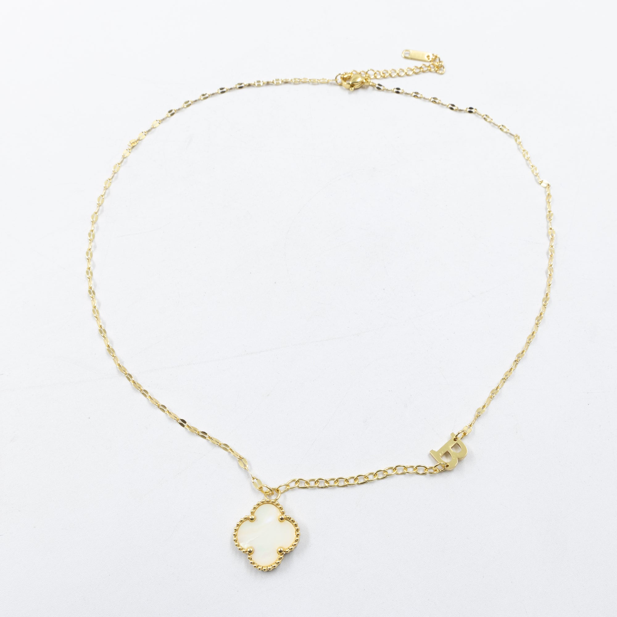 Collares Dorados con dijes de letra A, B, C y de Trebol M1 Oro Laminado