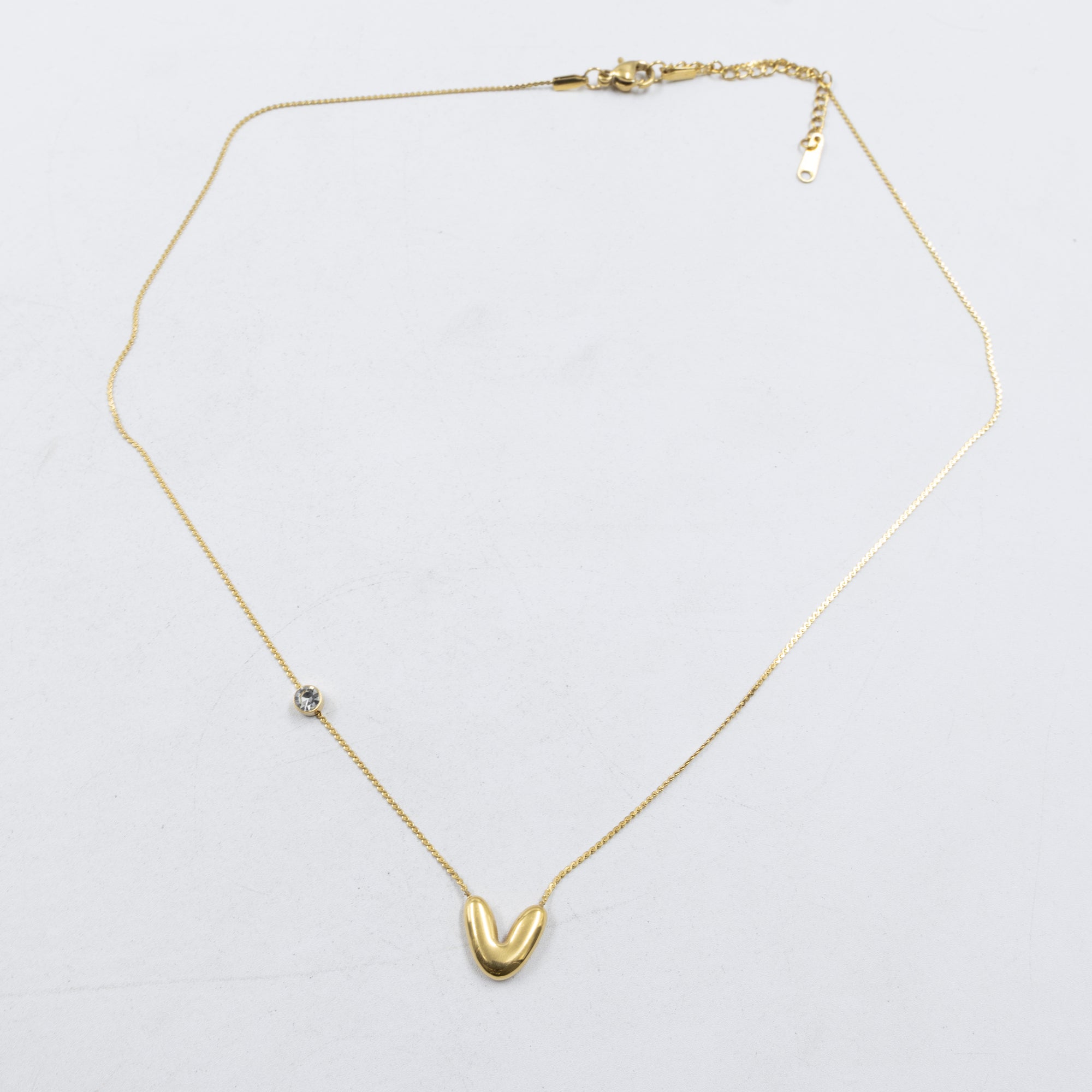 Collar Dorado con Dije de letras pequeñas M2 Oro Laminado