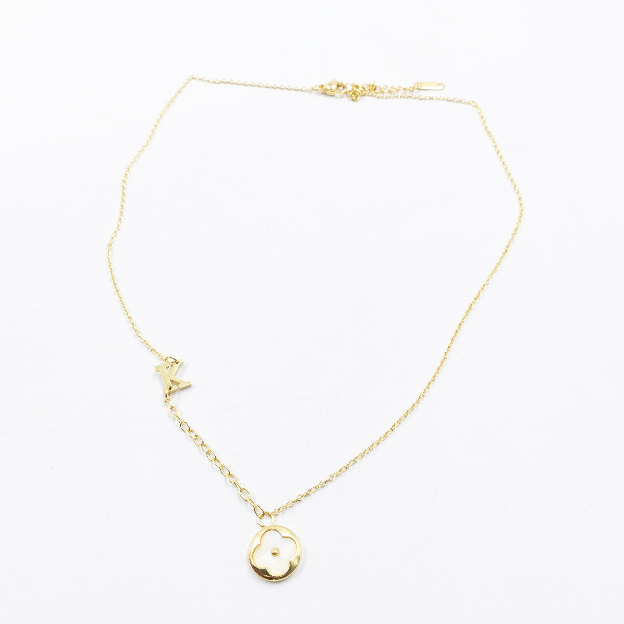 Collares Dorados con dijes de letra M,L,K y dije de Trebol M4 Oro Laminado