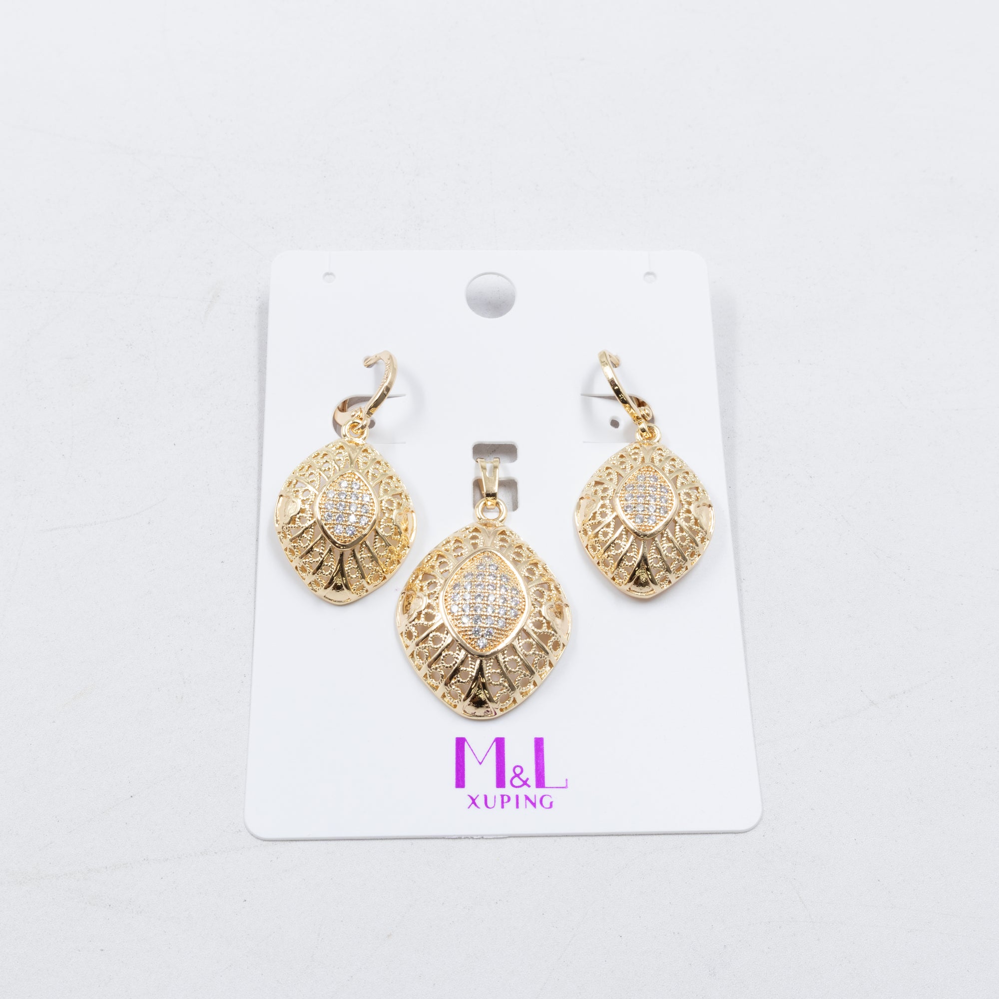 Conjunto de de Aretes y Dije M3 Oro Laminado
