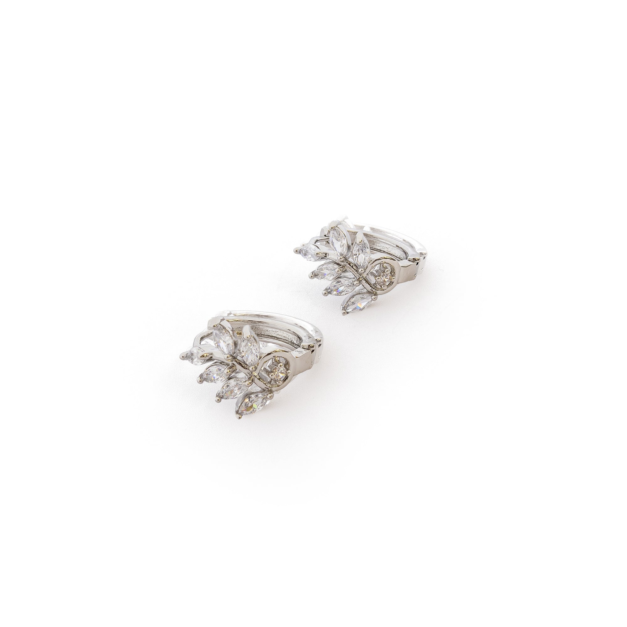 Aretes Plateados Huggies con Piedras Blancas M3 Oro Laminado