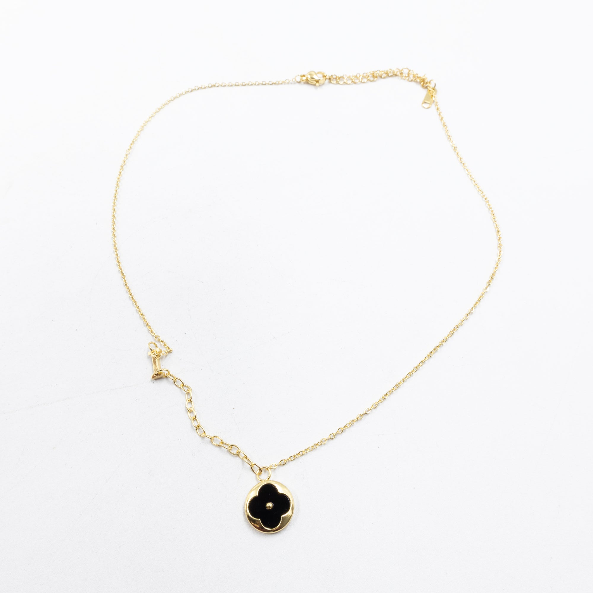 Collares Dorados con dijes de letra A,C,D,E,F,G,J,I,M y dije de Trebol Negro M7 Oro Laminado