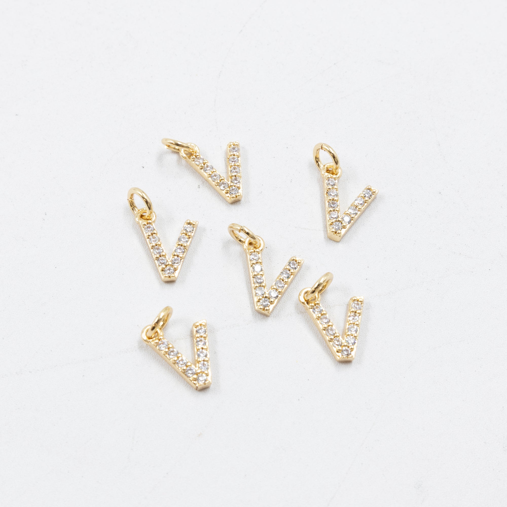 Paquete de 6 Dijes de Letras con piedras M2 Oro Laminado