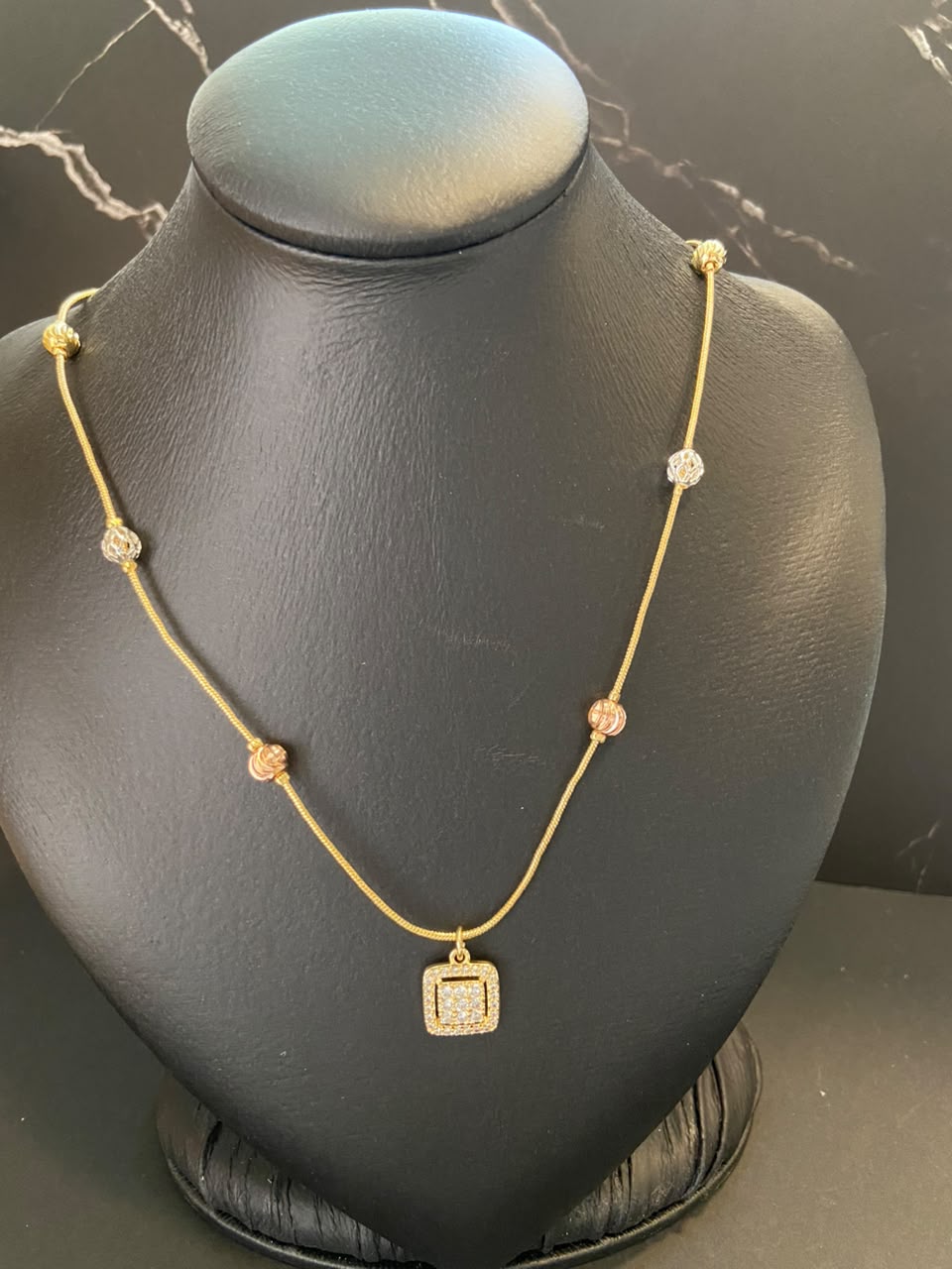 [12/SEPTIEMBRE/26] Collar Dorado de Tres colores con Dije M1 Oro Laminado