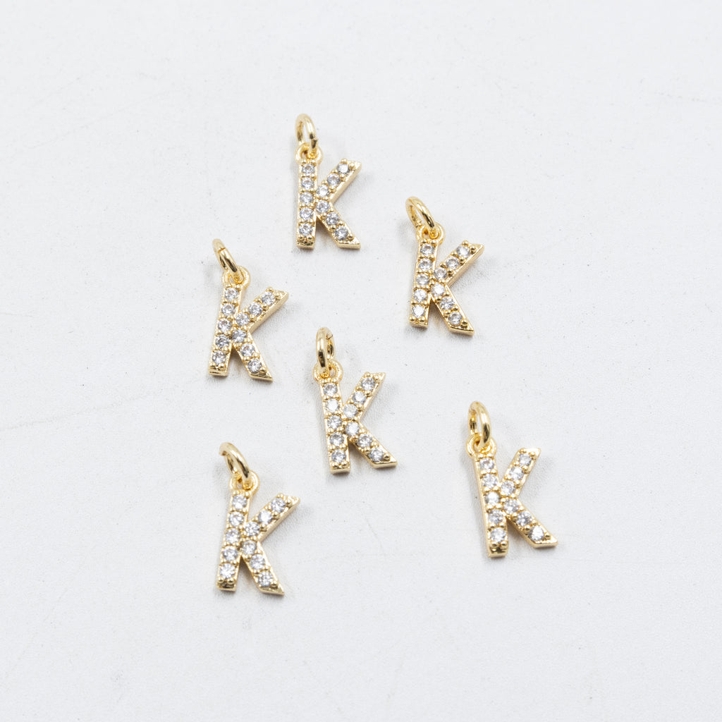 Paquete de 6 Dijes de Letras con piedras M1 Oro Laminado