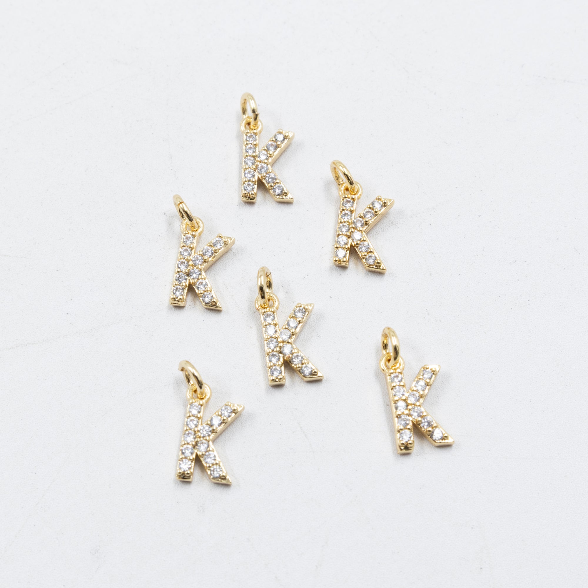 Paquete de 6 Dijes de Letras con piedras M1 Oro Laminado