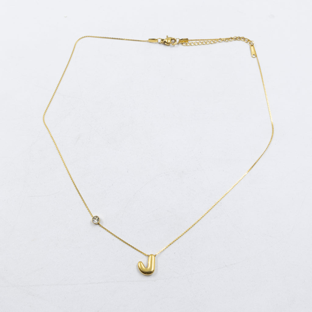 Collar Dorado con Dije de letras pequeñas M1 Oro Laminado