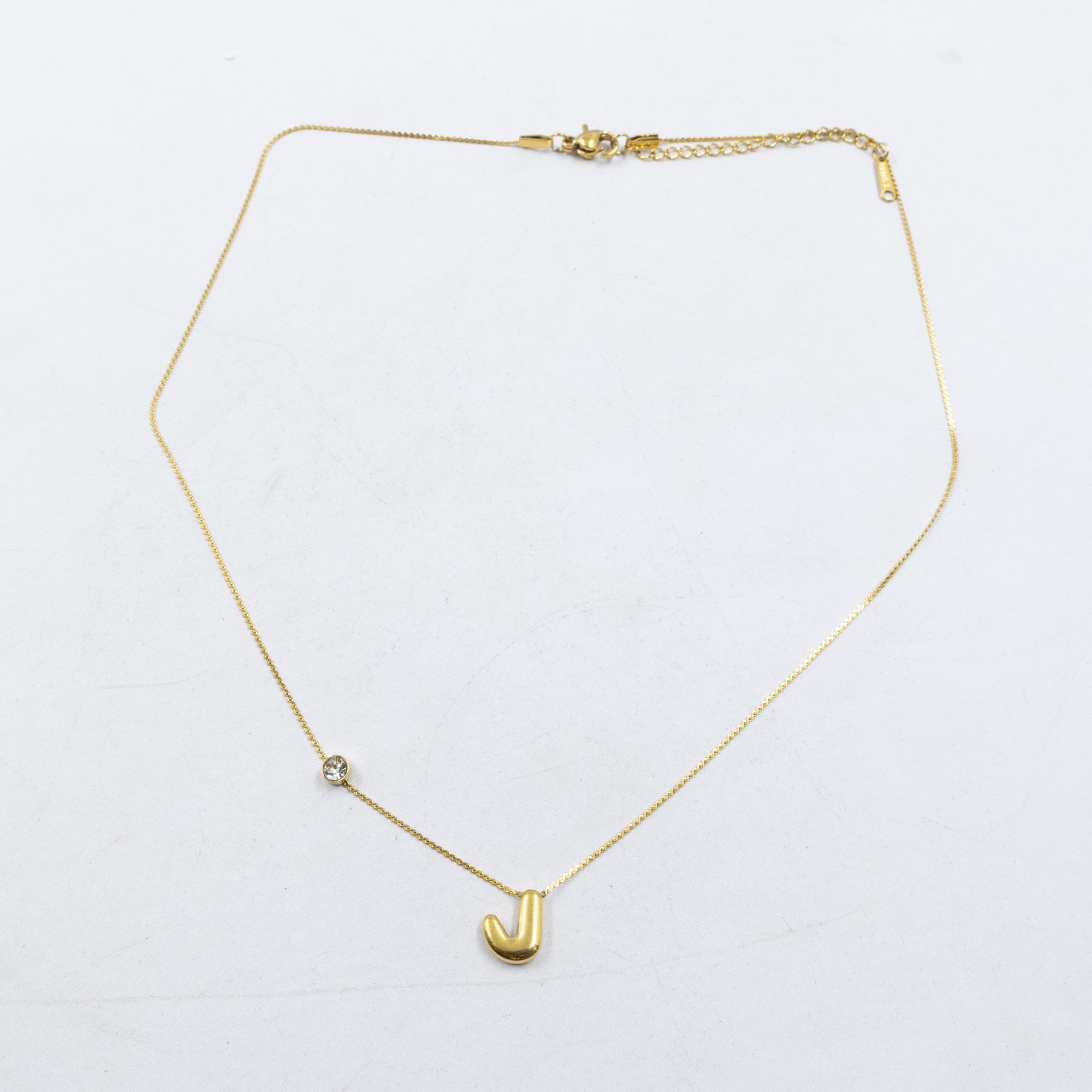 Collar Dorado con Dije de letras pequeñas M1 Oro Laminado