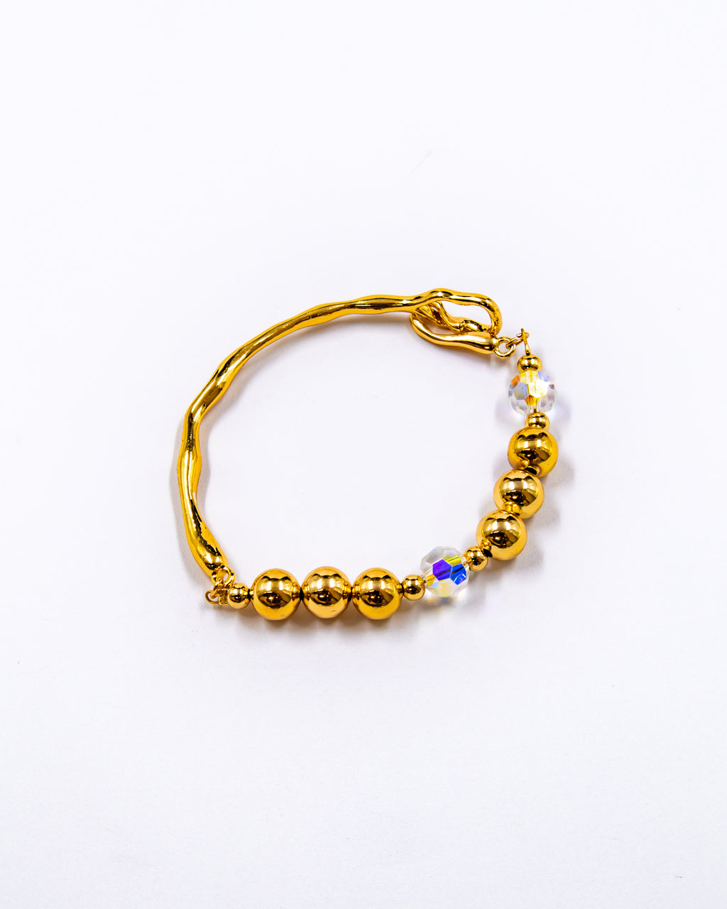 Pulsera rigida con cuentas y dije - M2 Oro Laminado
