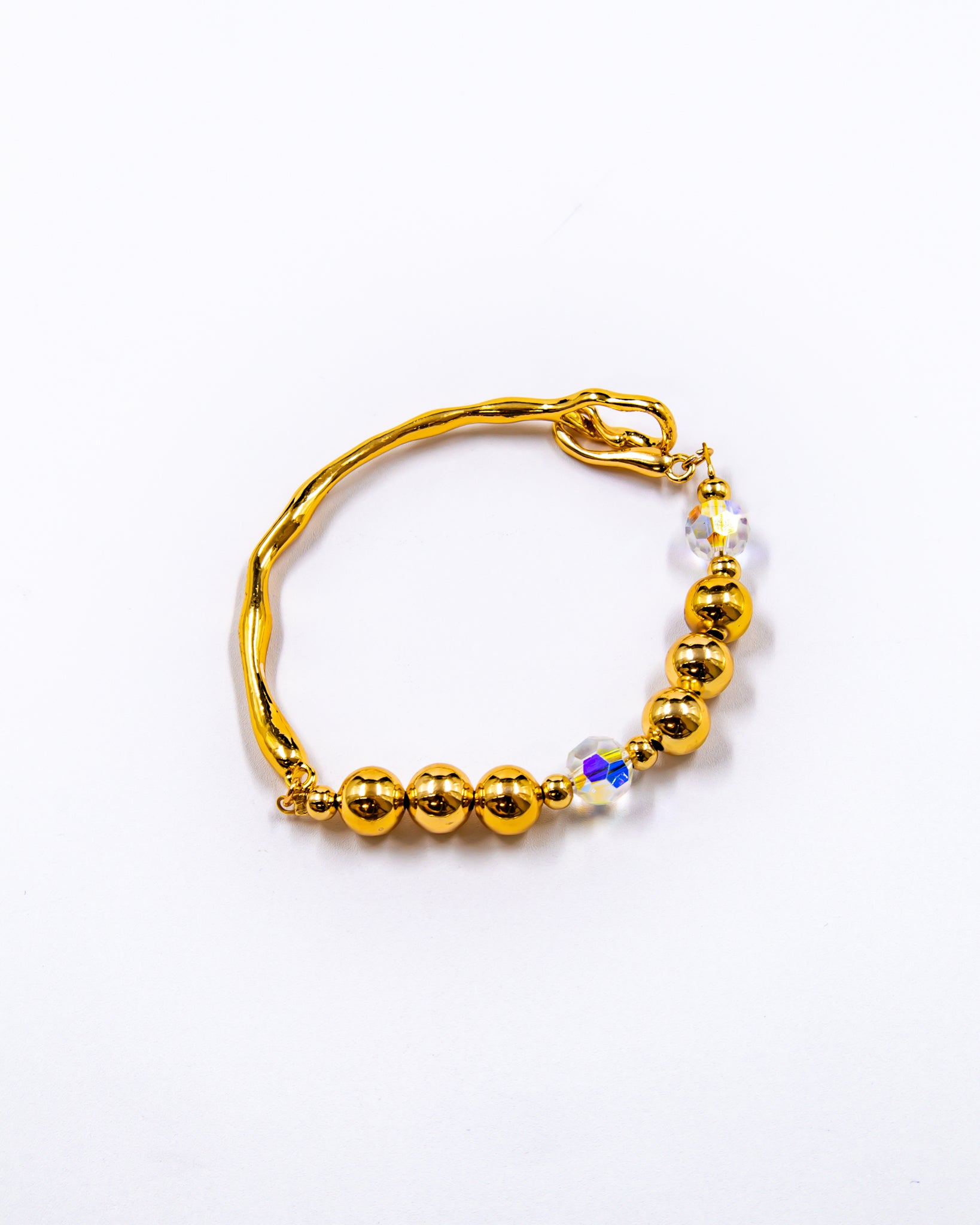 Pulsera rigida con cuentas y dije - M2 Oro Laminado