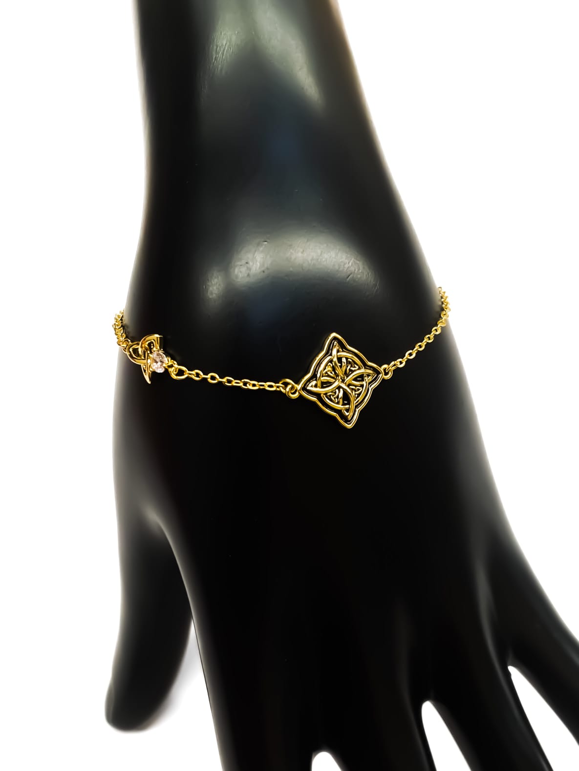 Pulsera de piedras con dije - M1 Oro Laminado