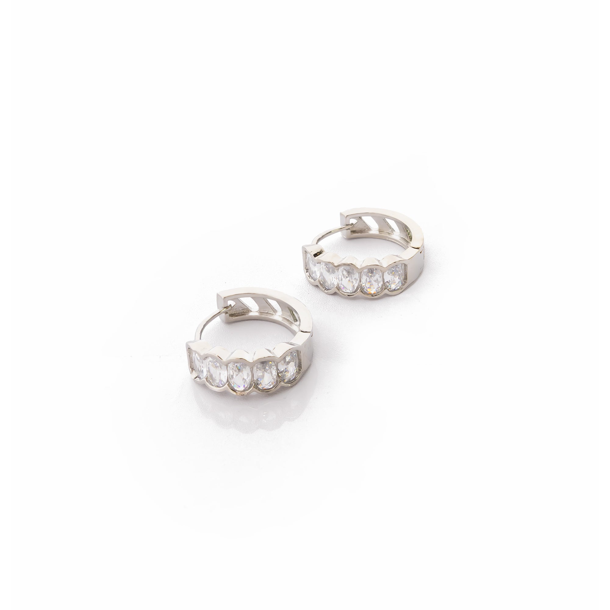 Aretes Plateados Huggies con Piedras Blancas M1 Oro Laminado
