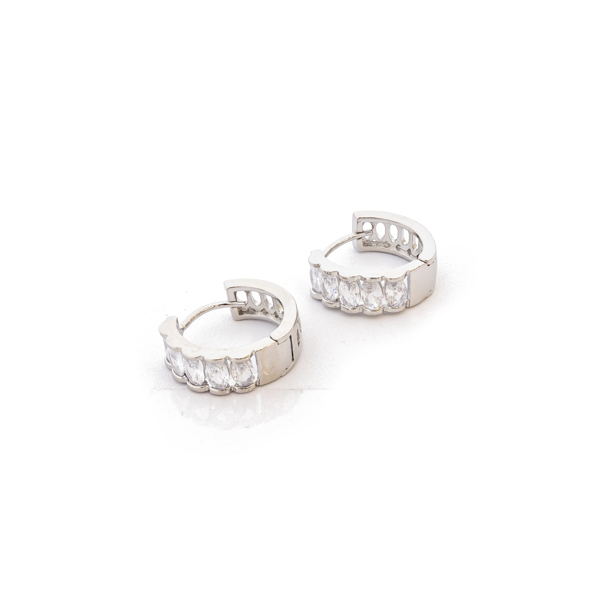 Aretes Plateados Huggies con Piedras Blancas M2 Oro Laminado