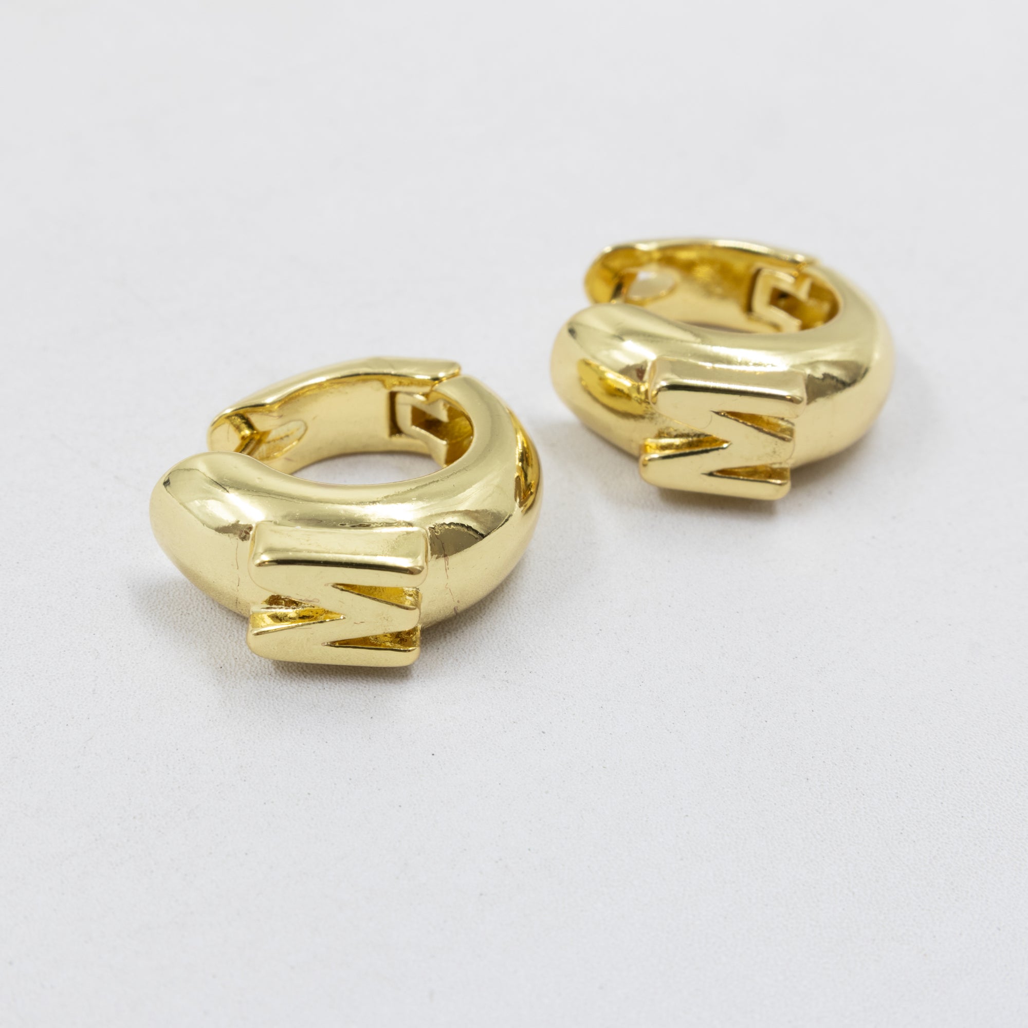 Aretes Dorados con Letra M1 Oro Laminado