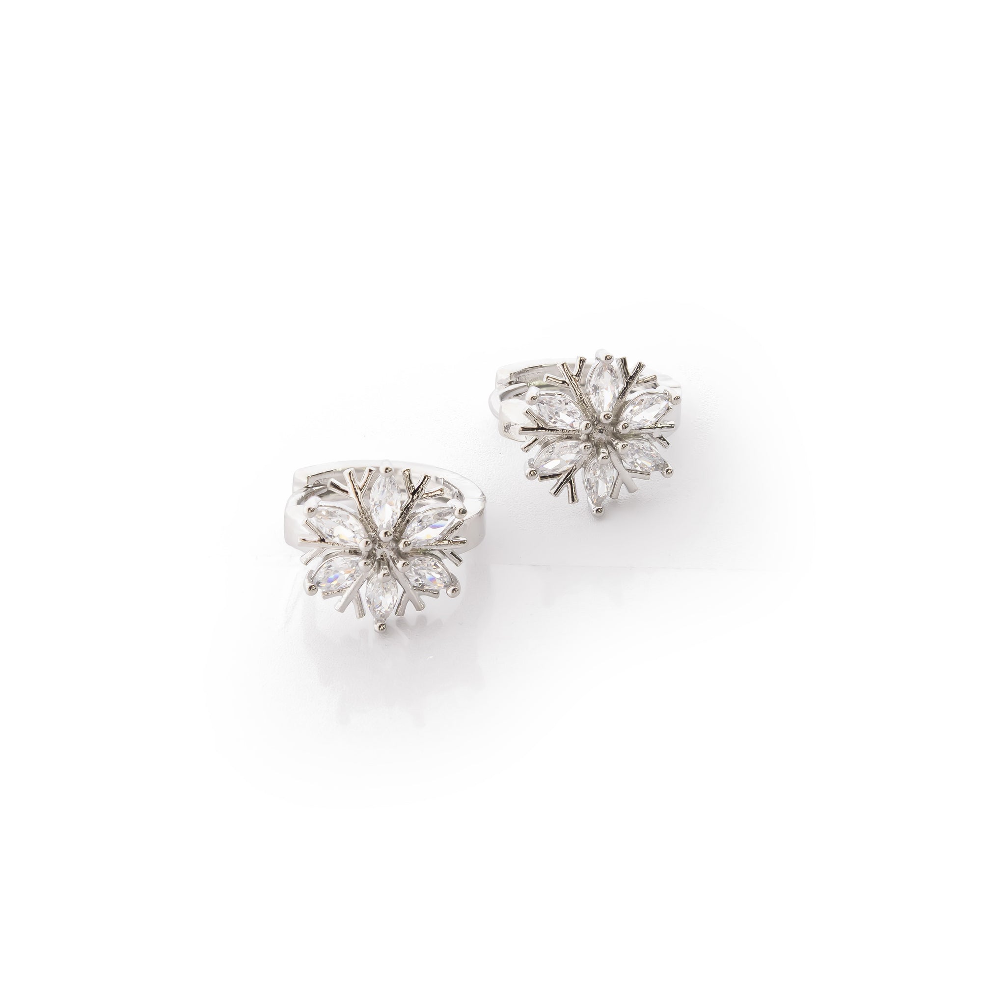 Aretes Plateados Huggies con Piedras Blancas M1 Oro Laminado