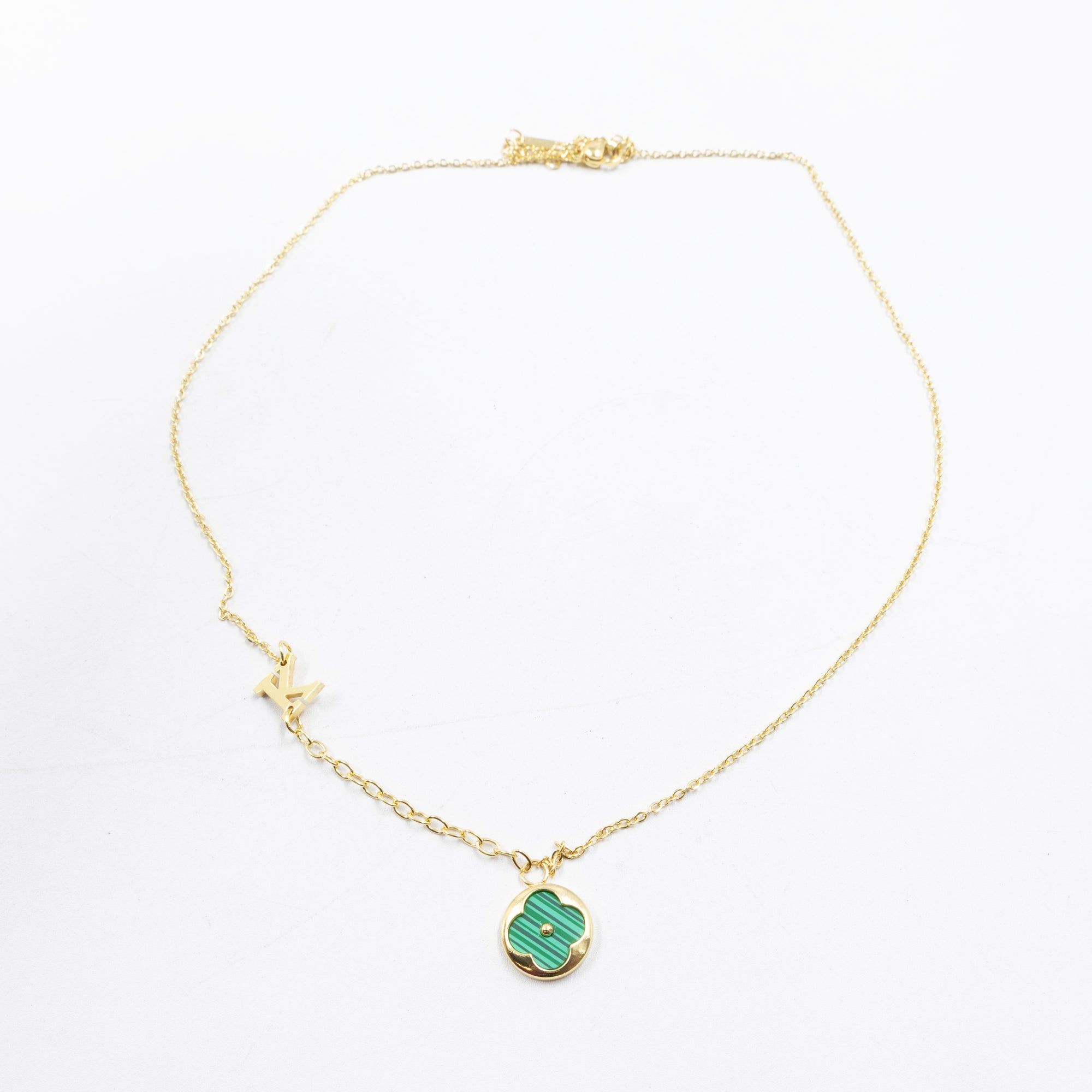 Collares Dorados con dijes de letra M,L,K y dije de Trebol M4 Oro Laminado