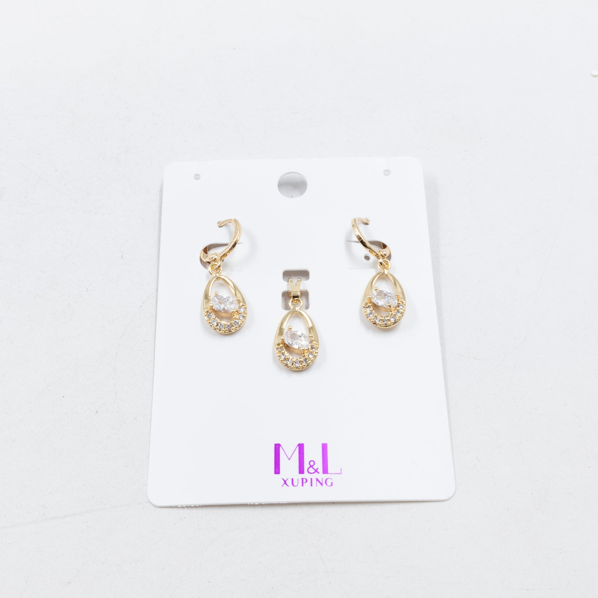 Conjunto de de Aretes y Dije M6 Oro Laminado