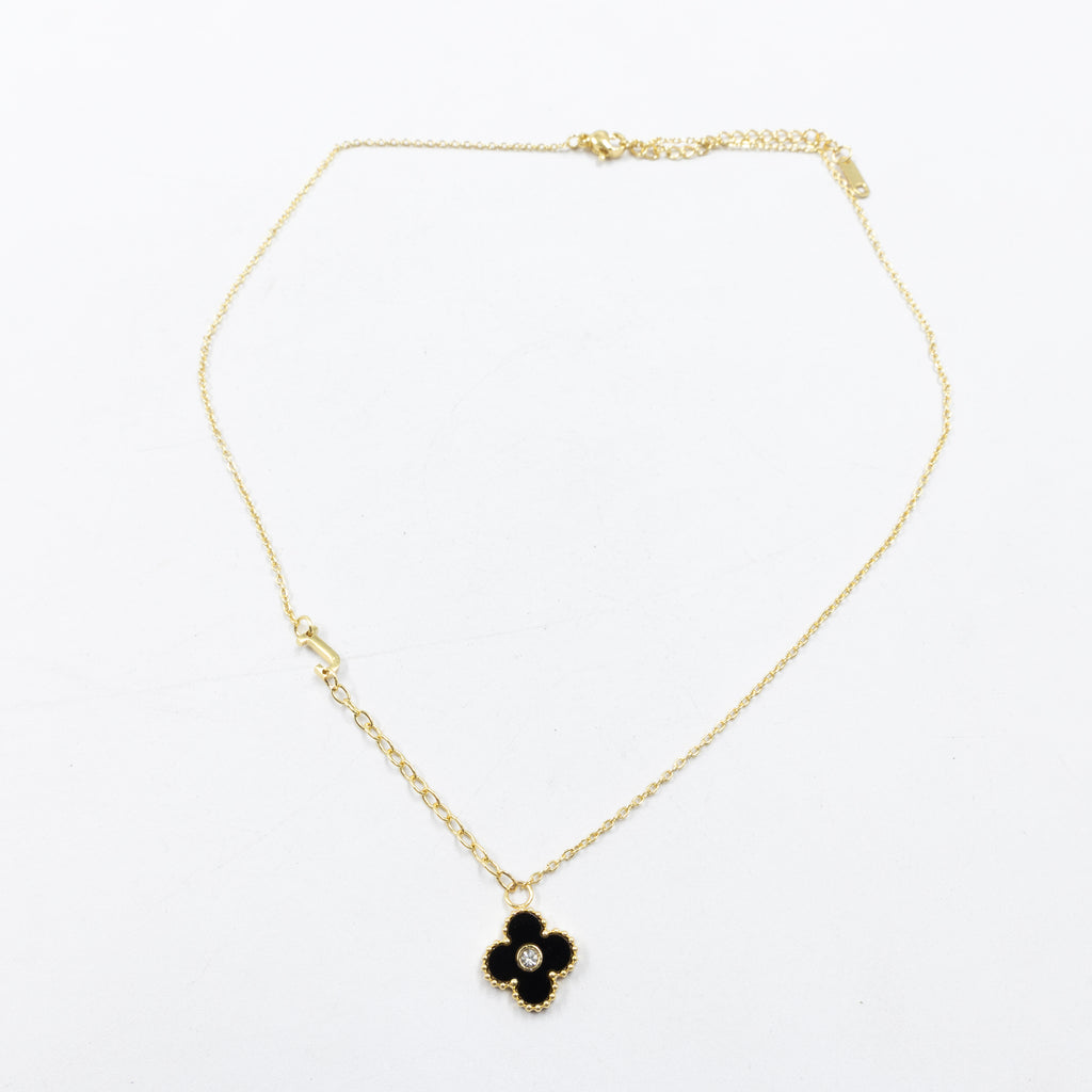 Collar de Dije de Trebol y letras M8 Oro Laminado