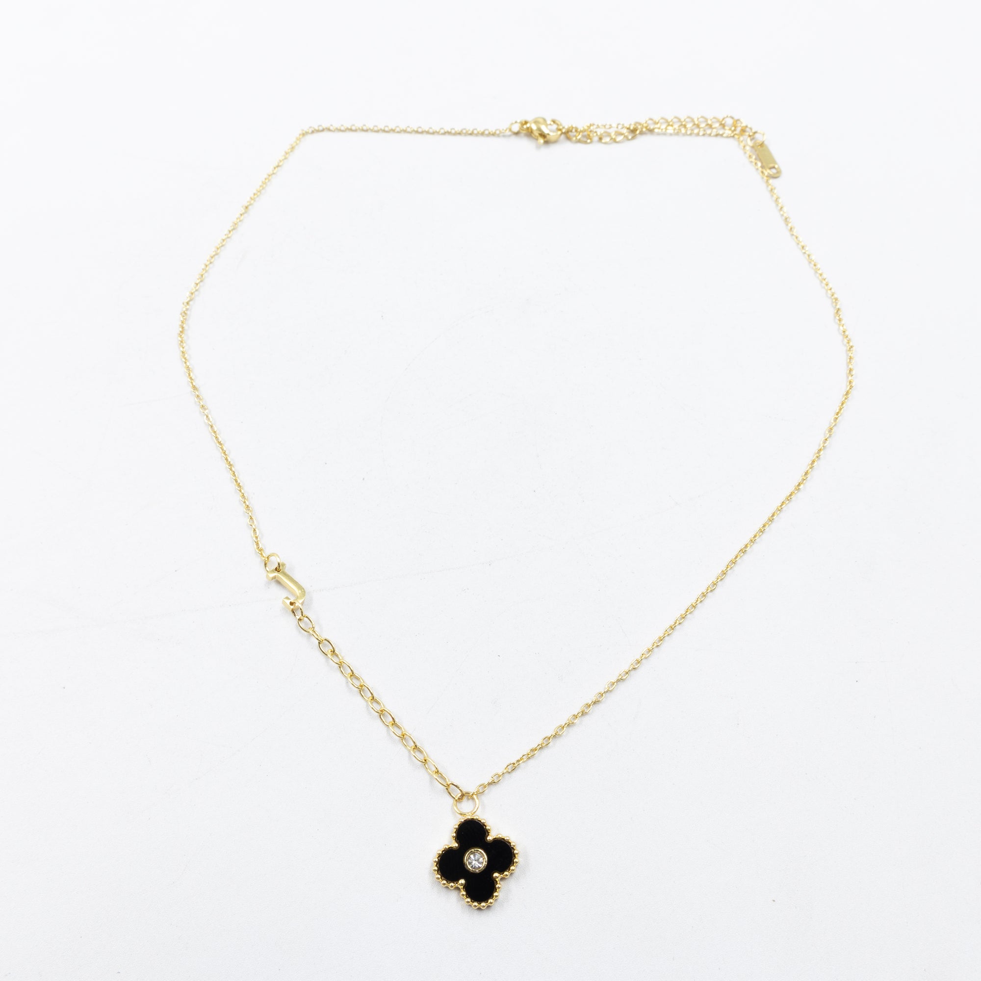 Collar de Dije de Trebol y letras M8 Oro Laminado
