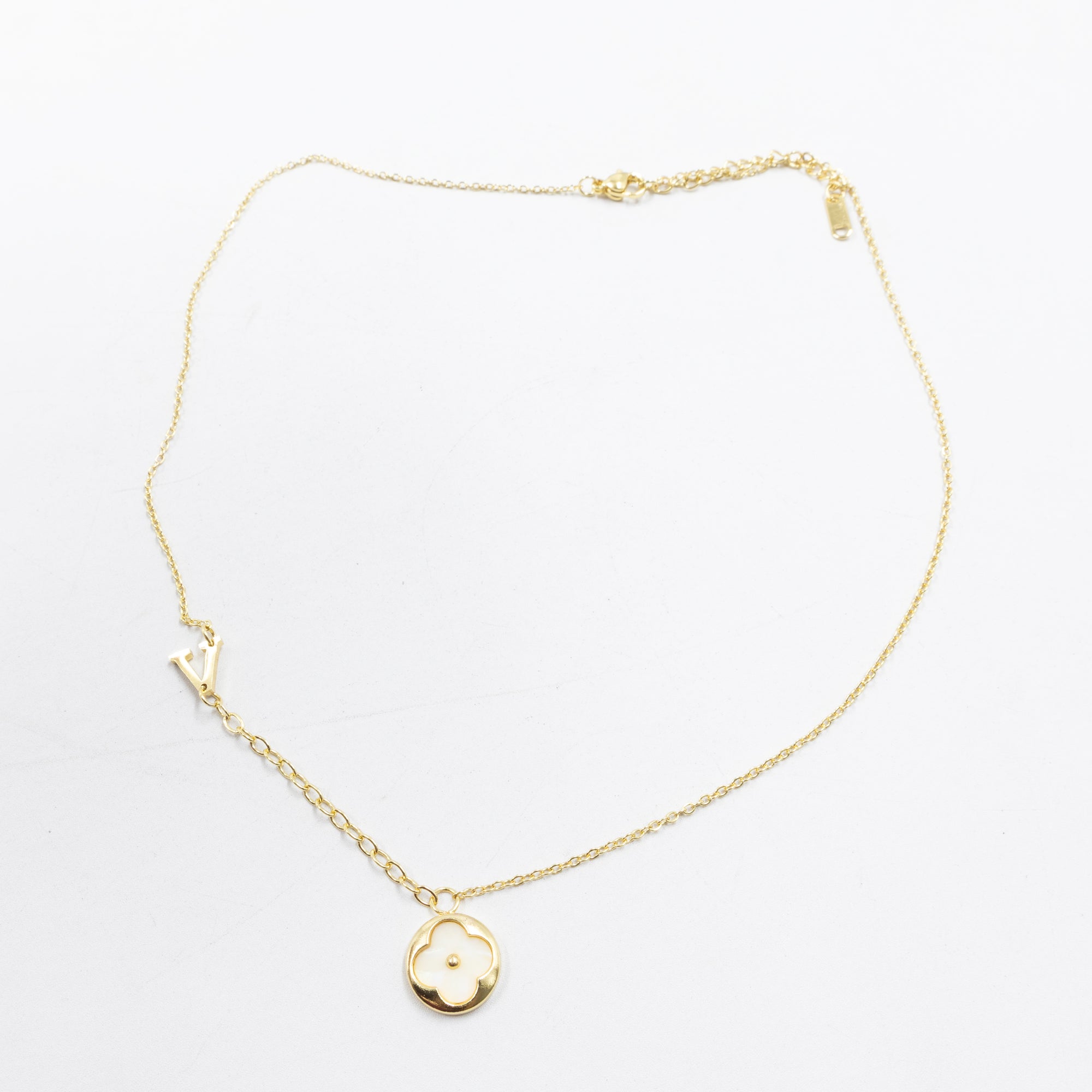 Collares Dorados con dijes de letra S,T,V y dije de Trebol M6 Oro Laminado