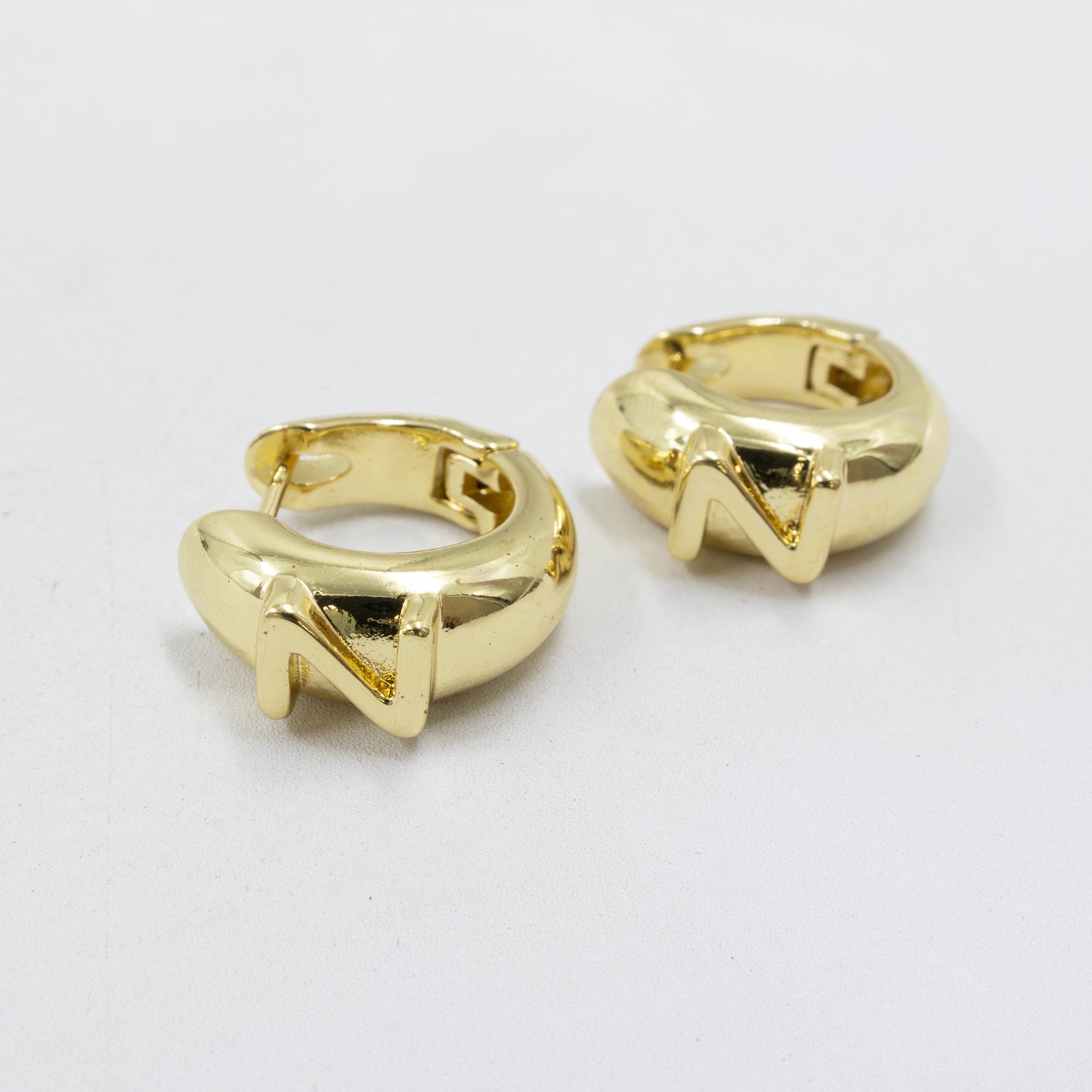 Aretes Dorados con Letra M2 Oro Laminado