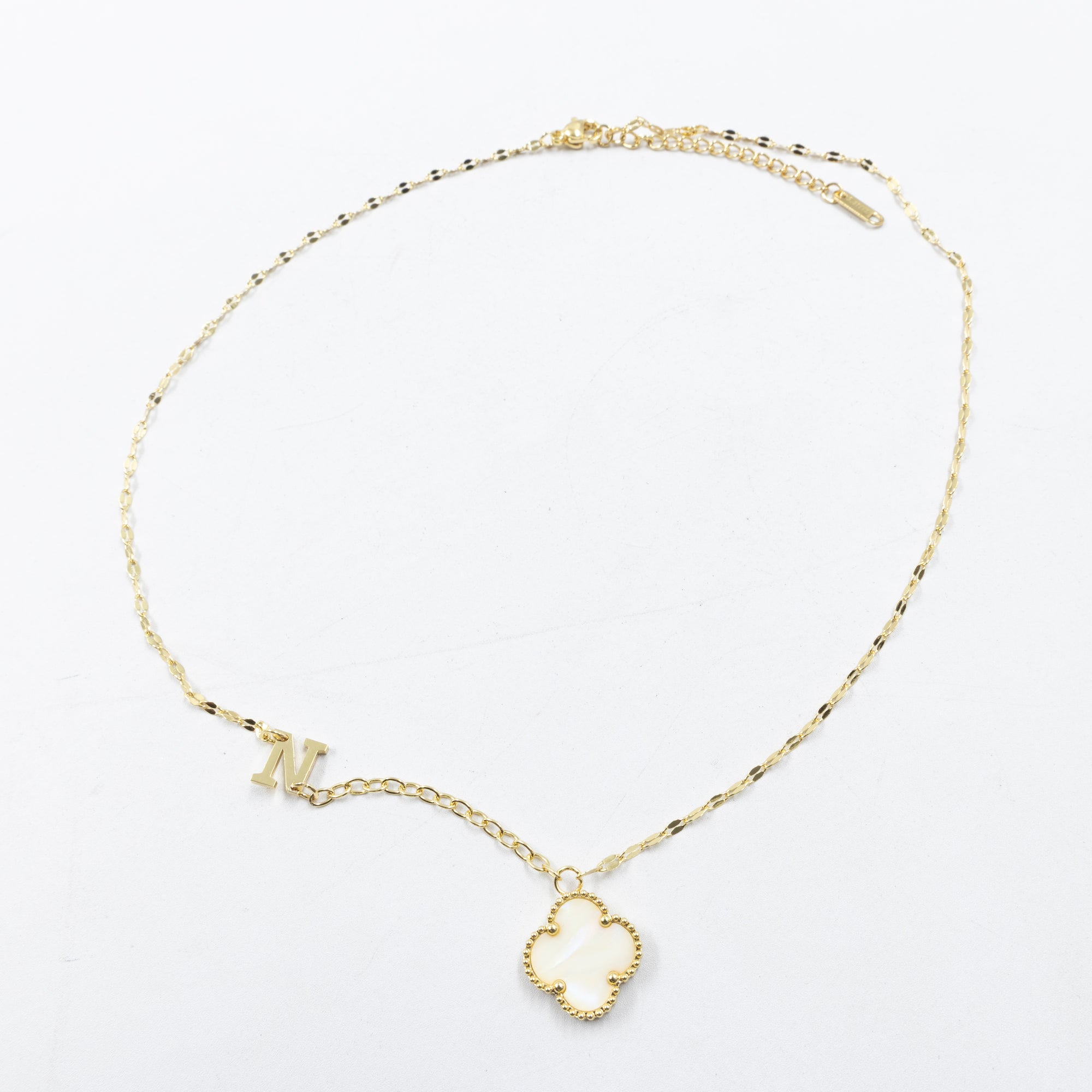 Collares Dorados con dijes de letra L, M, N y dije de Trebol M4 Oro Laminado