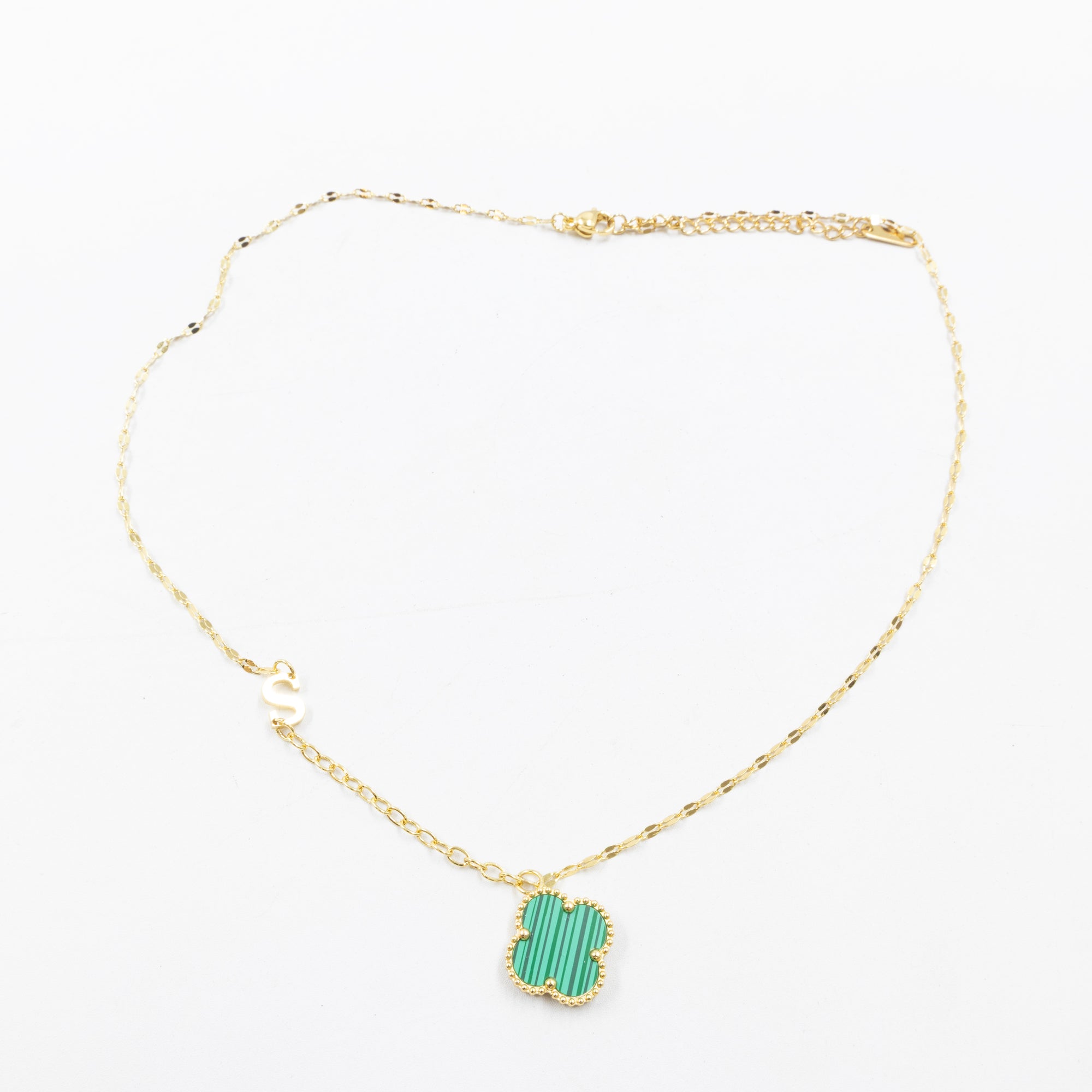 Collares Dorados con dijes de letra P, R, S y dije de Trebol M5 Oro Laminado
