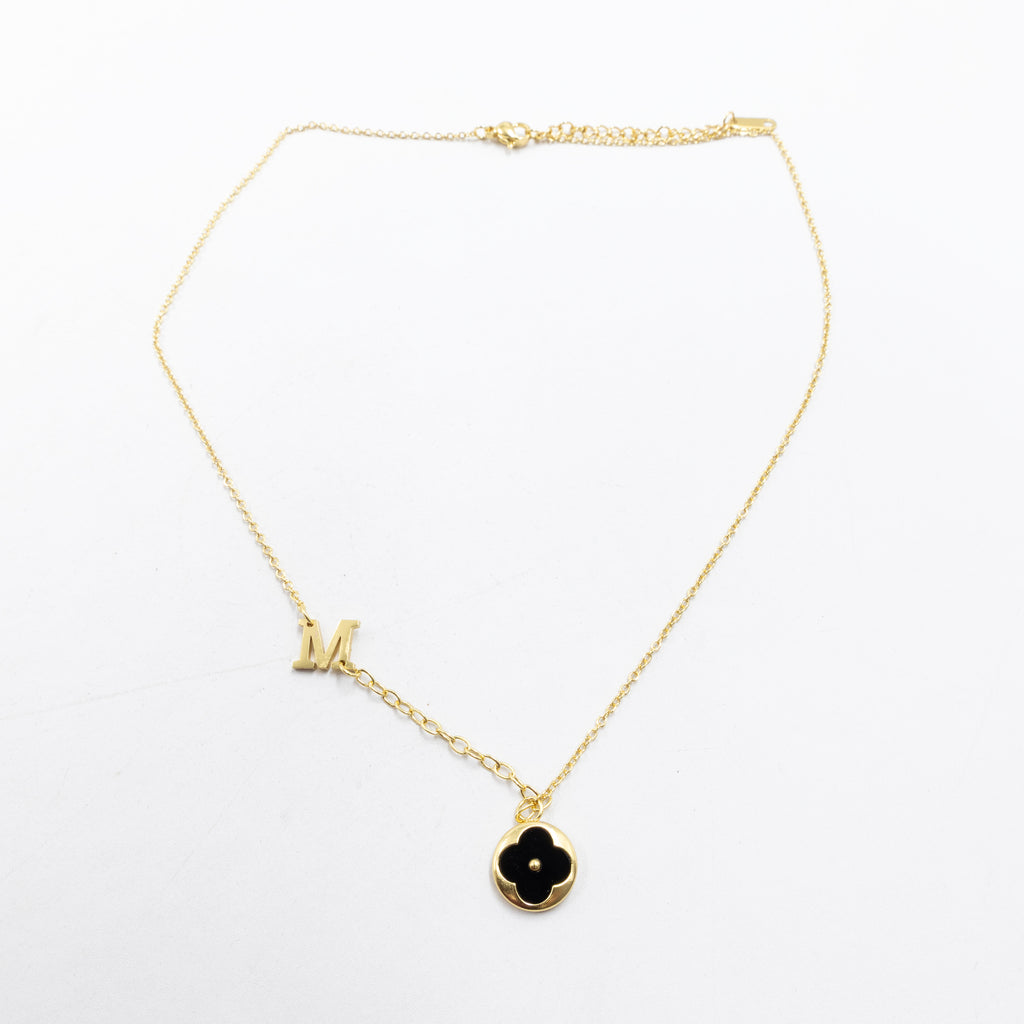 Collares Dorados con dijes de letra A,C,D,E,F,G,J,I,M y dije de Trebol Negro M7 Oro Laminado