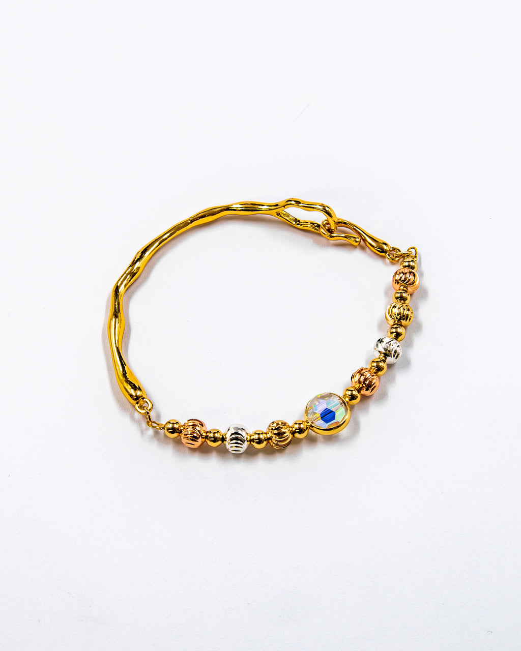 Pulsera rigida con cuentas y dije - M2 Oro Laminado