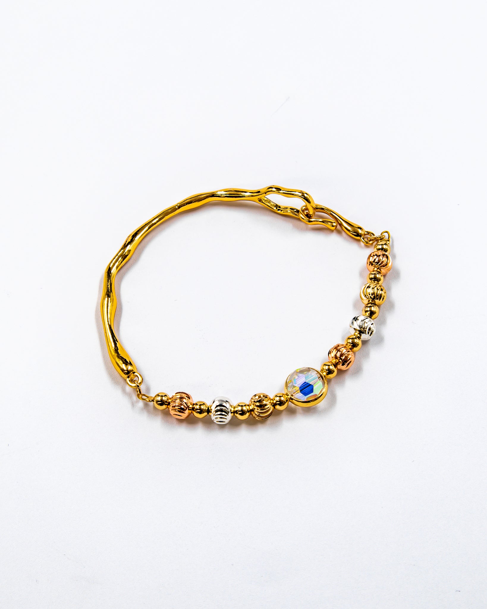 Pulsera rigida con cuentas y dije - M2 Oro Laminado