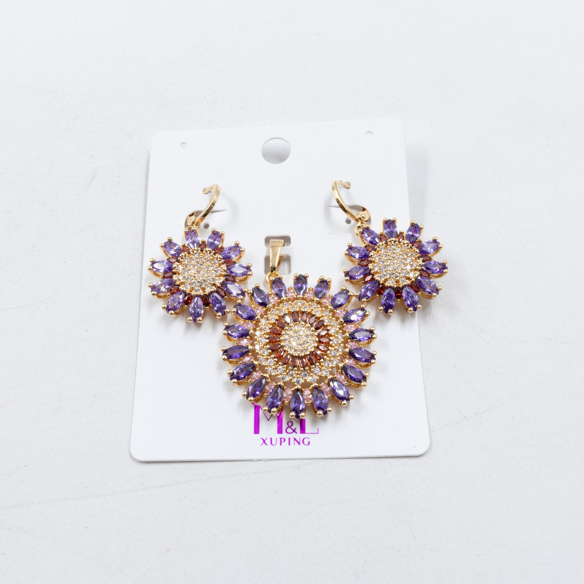 Conjunto de de Aretes y Dije M8 Oro Laminado