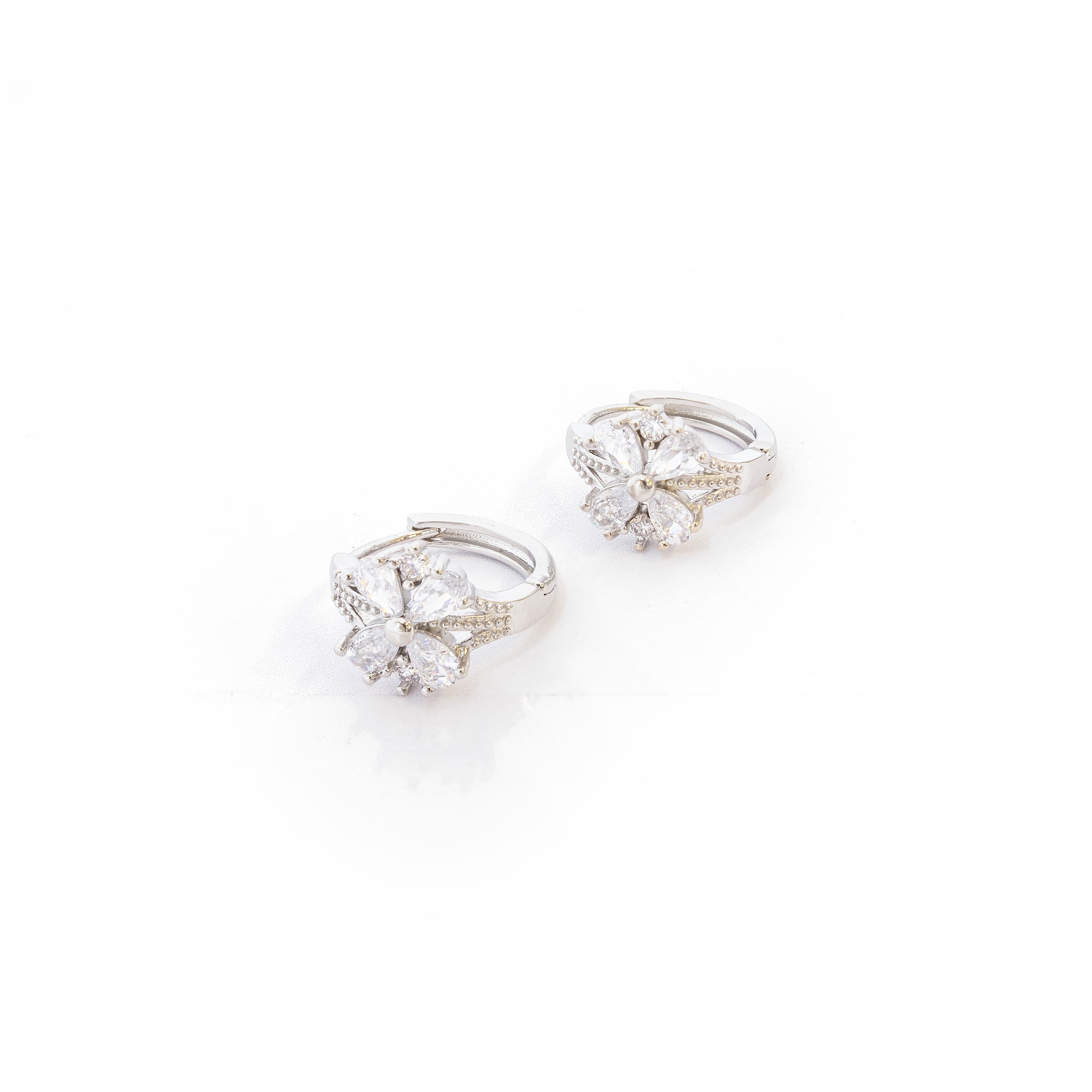 Aretes Plateados Huggies con Piedras Blancas M2 Oro Laminado