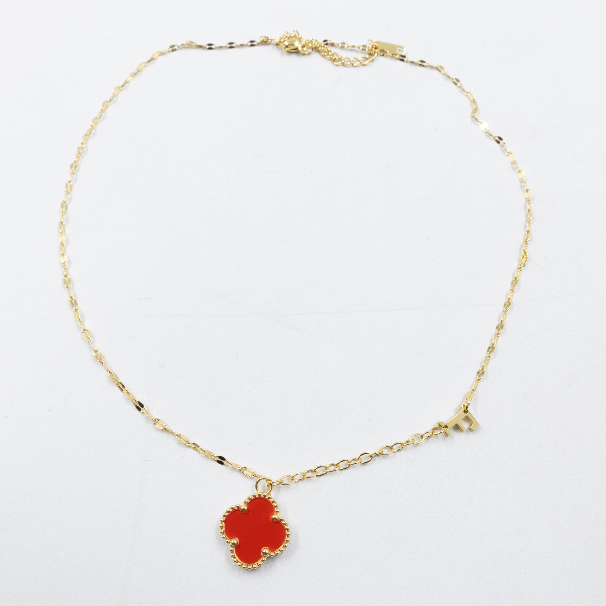 Collares Dorados con dijes de letra D, E ,F y dije de trebol M2 Oro Laminado