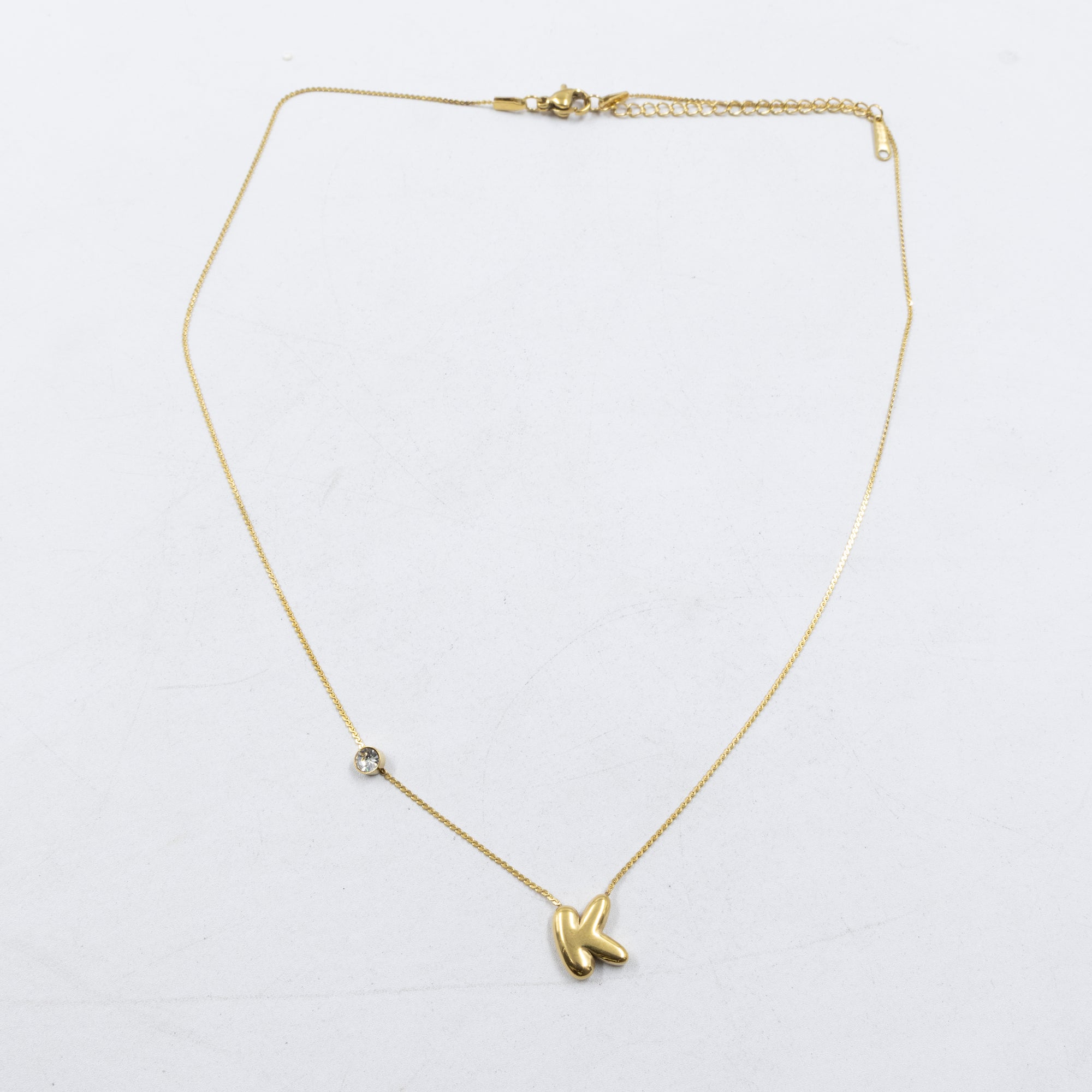 Collar Dorado con Dije de letras pequeñas M1 Oro Laminado