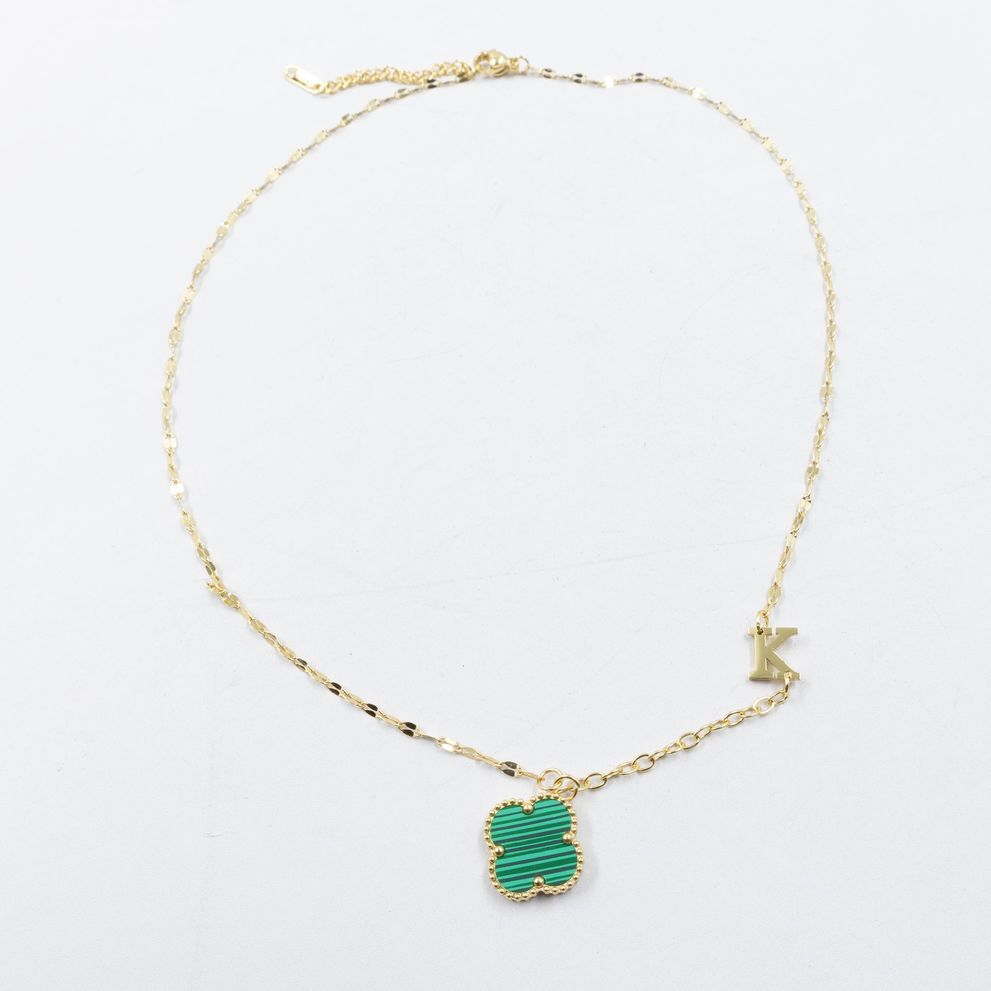 Collares Dorados con dijes de letra G, I ,K y dije de Trebol M3 Oro Laminado