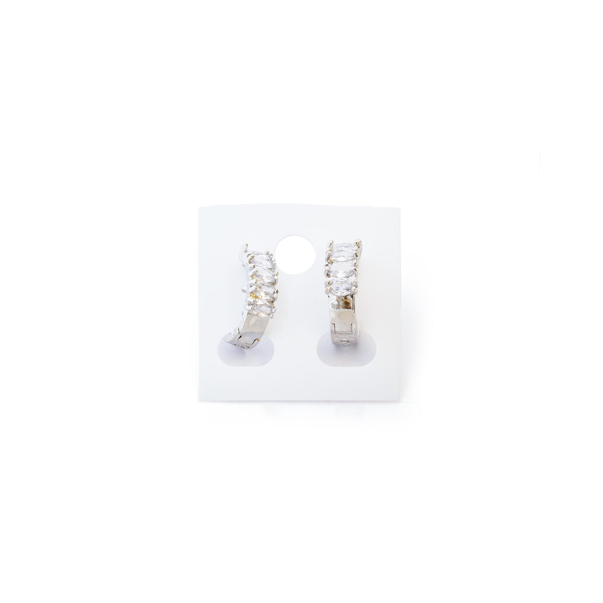 Aretes Plateados Huggies con Piedras Blancas M3 Oro Laminado