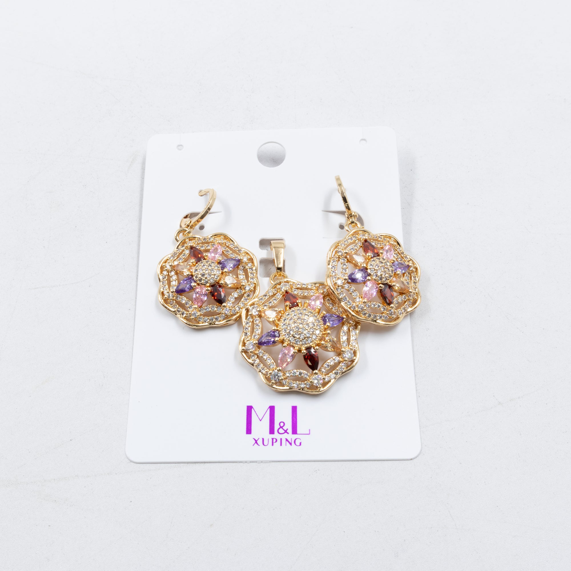 Conjunto de de Aretes y Dije M5 Oro Laminado