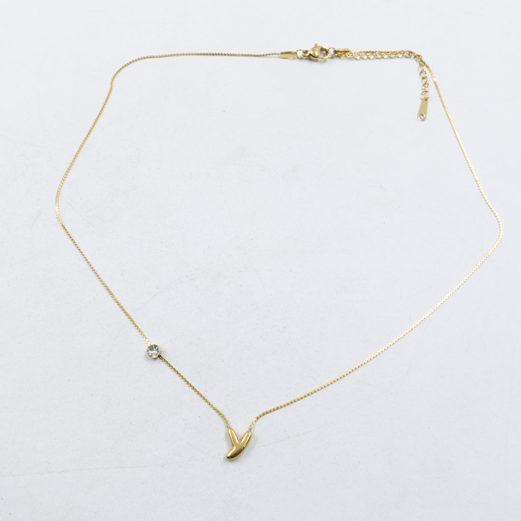 Collar Dorado con Dije de letras pequeñas M2 Oro Laminado
